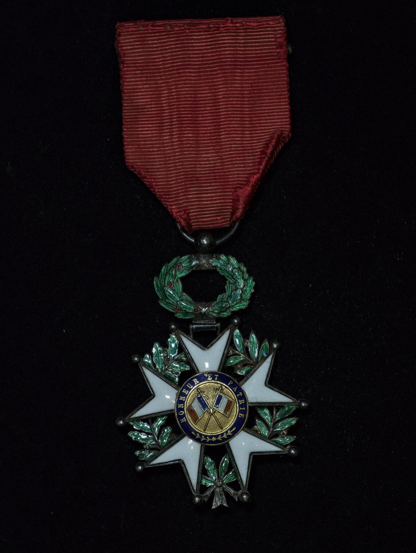 凯旋世界勋赏（第23期）（欢迎送拍）（对拍品有疑问请询问客服，不接受到手刀，出价默认拍品品相。请认真阅读拍卖规则！出价默认已认可！）（收到货请录制开箱视频，无视频概不处理问题。） 法国三共珠宝商版本荣誉军团勋章银制23.9g