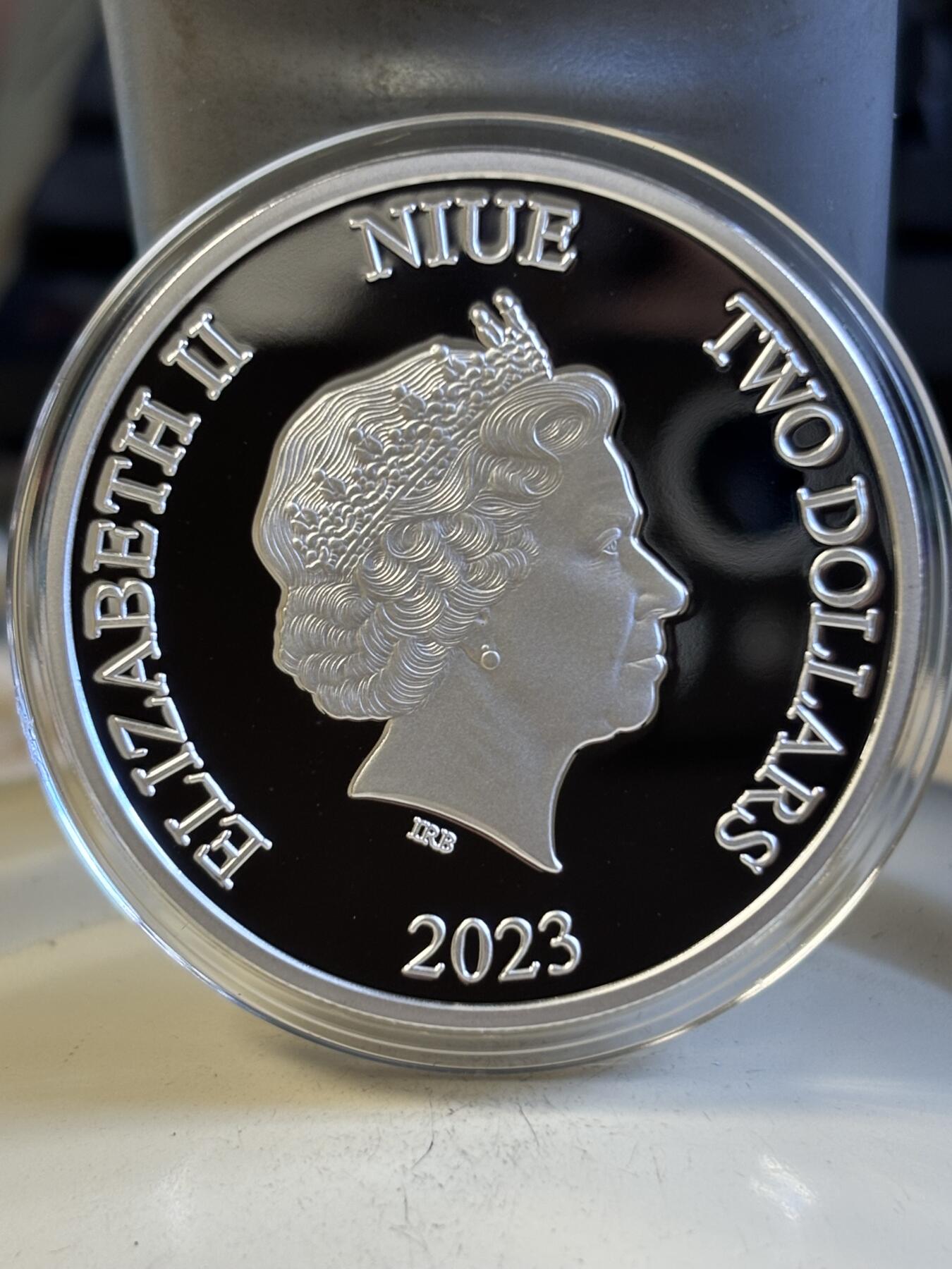 第197期拍卖 纽埃2023年珍贵的爱情系列天鹅镶嵌水晶彩色银币，999银，发行3000枚