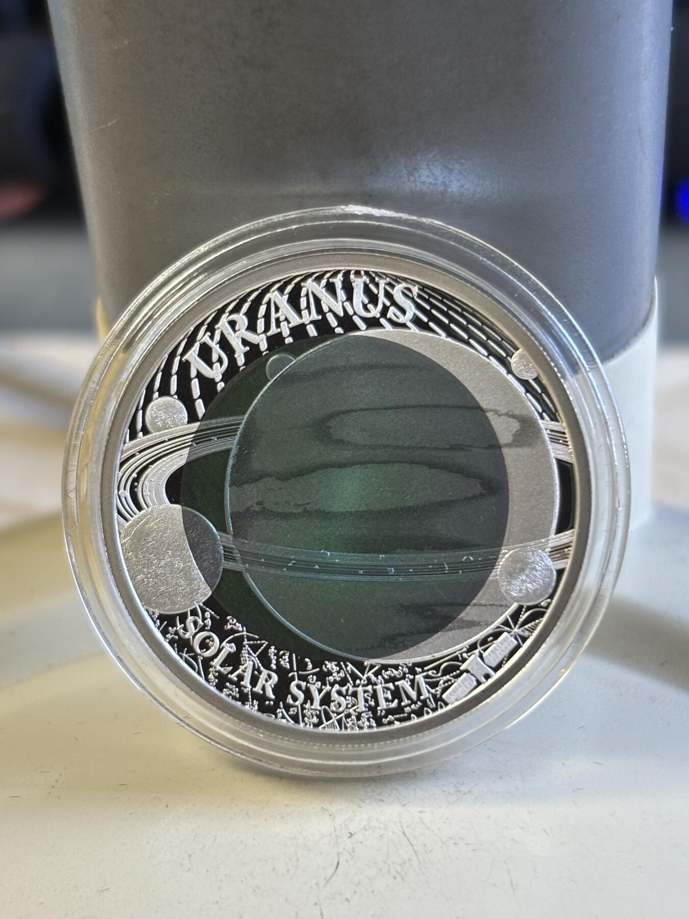 第197期拍卖 帕劳2018年太阳系系列2天王星镶蓝色铌金属彩银币，金属:999银/998铌，重量:15克(8.3克银/6.7克铌），直径:30毫米，发行：3000枚