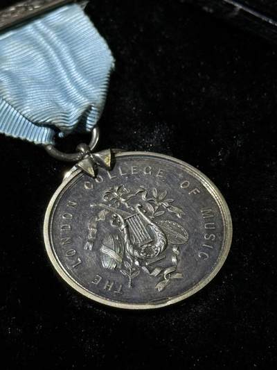 戎马世界章牌大赏第115期 英国西伦敦大学音乐学院钢琴弹奏获奖纪念 章 925银材质，21.3g，实发版：1921年颁发， 带原盒，西伦敦大学音乐学院为英国音乐著名院校，蕾哈娜、碧昂丝、Lady Gaga等著名现代歌手均为该校校友