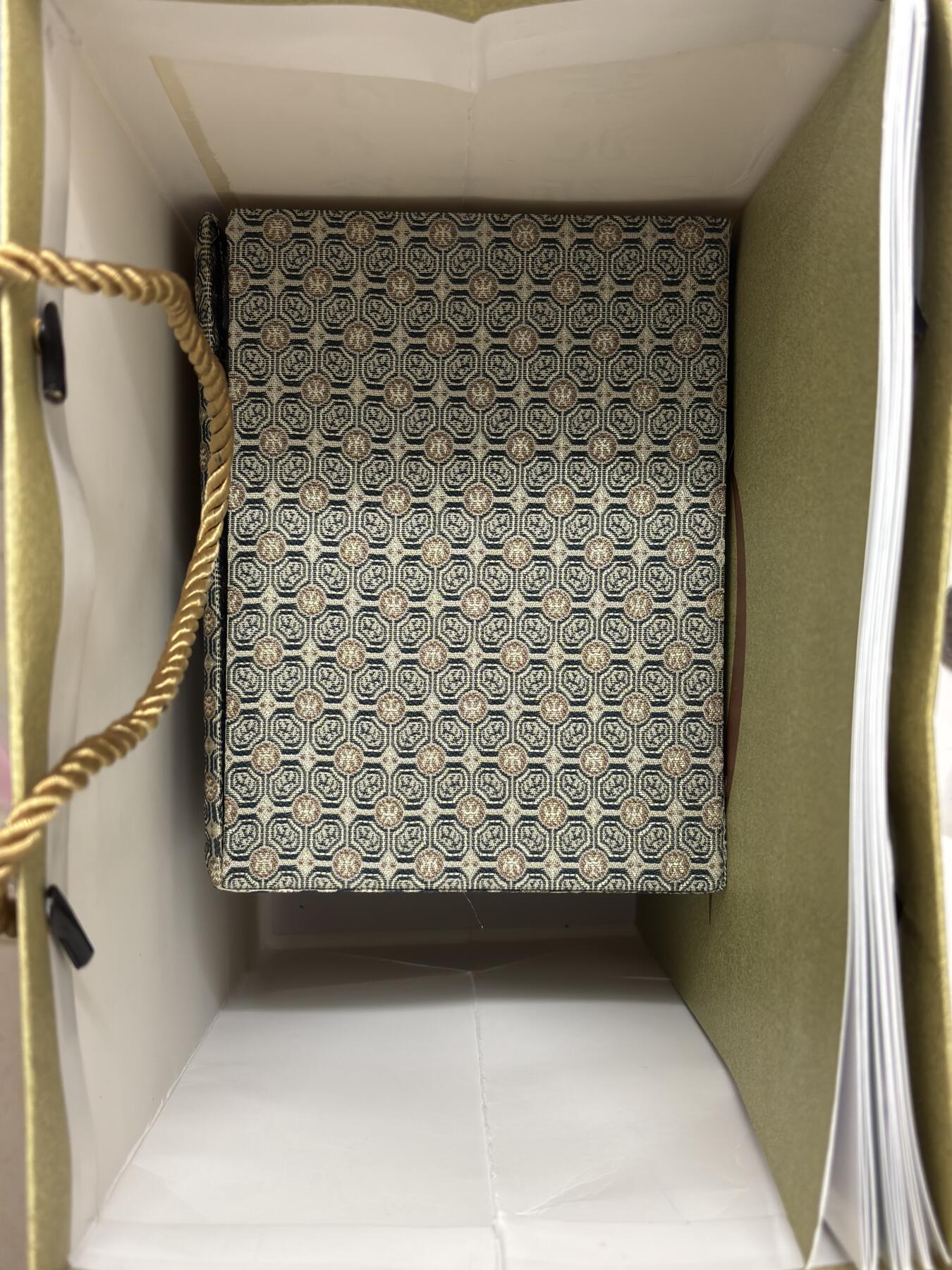 文馨钱币收藏第 299 场，长期接代拍业务 高档邵美华大师紫砂壶带收藏证书，签名，原袋礼盒包装一个，收藏价值和用途都很有意义，上次那个拍的确实大漏