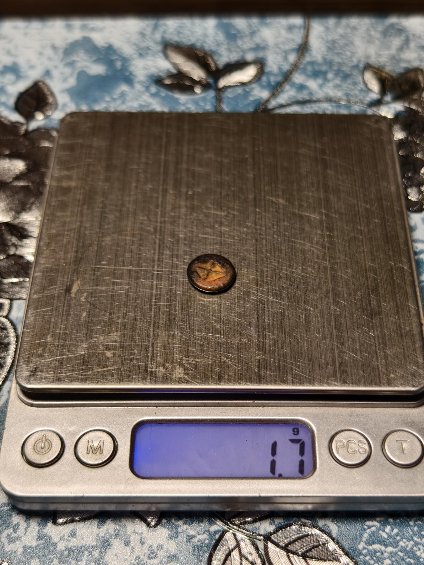 抚柳草堂-第二十四期章牌钱币  奖章勋章 满百包邮 放漏专场 三佛齐王国末期至满者伯夷王国早期打制小银币 1.7g重 正面有檀香花徽记，背面爪哇岛文，面值1 Unit或称Masa