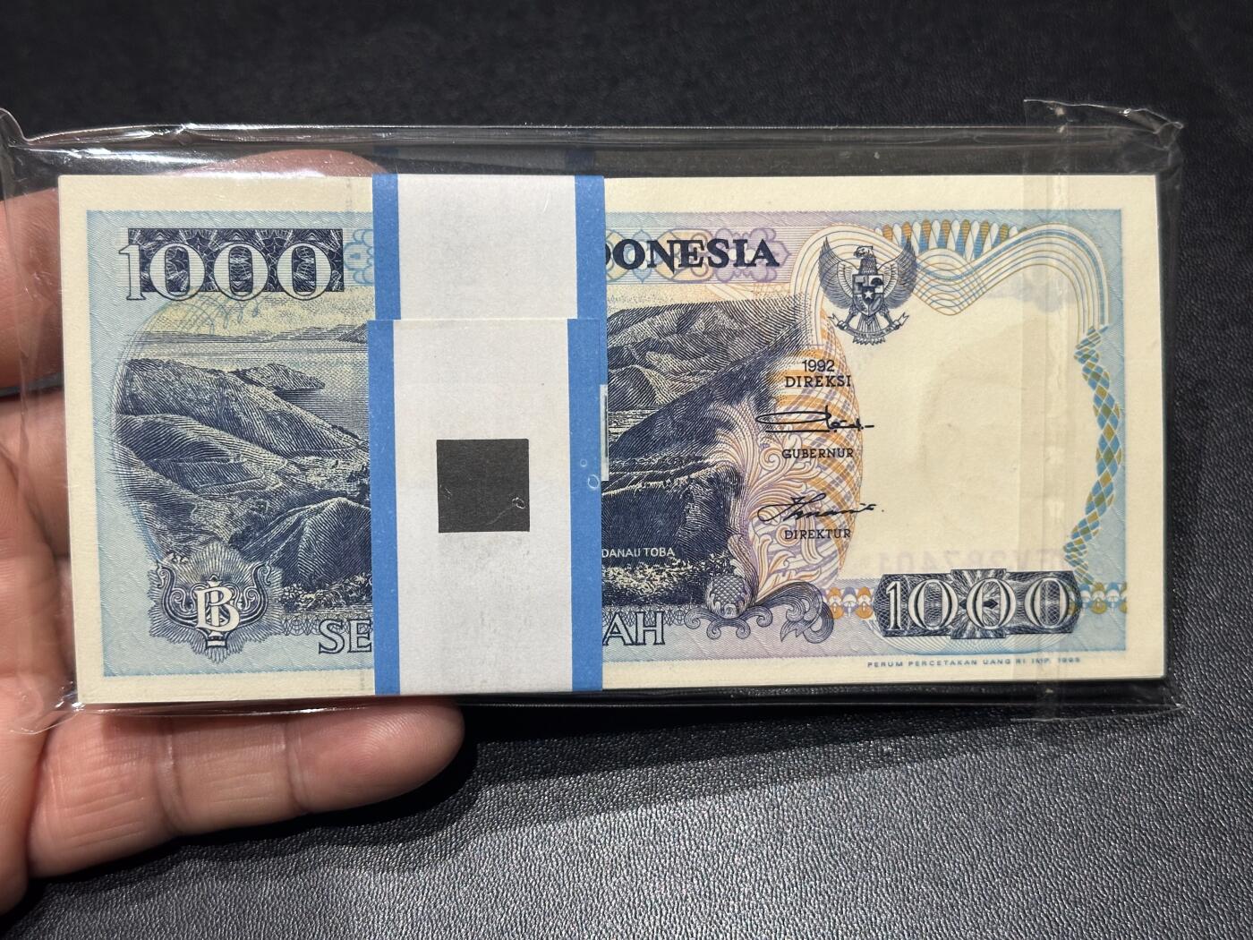 《外钞收藏家》第六百二十六期（精品场）（长期征集拍品、欢迎藏友们联系合作） 印度尼西亚1992年1000卢比一刀百连（苏门答腊岛多巴湖，含豹子号）全新