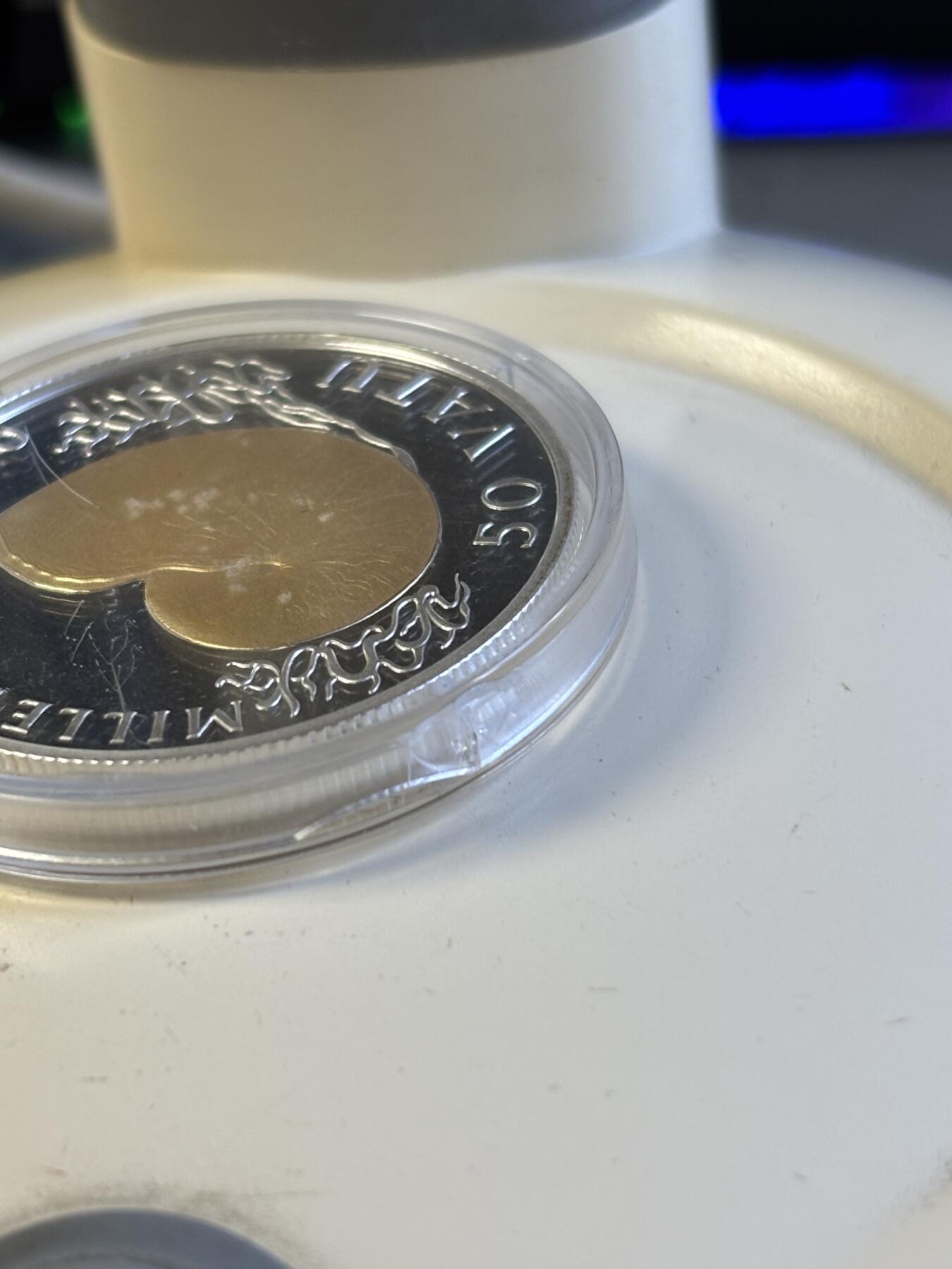 第197期拍卖 瓦努阿图2000年千禧年镀金纪念银币，1盎司925银镀金，塑料盒有破