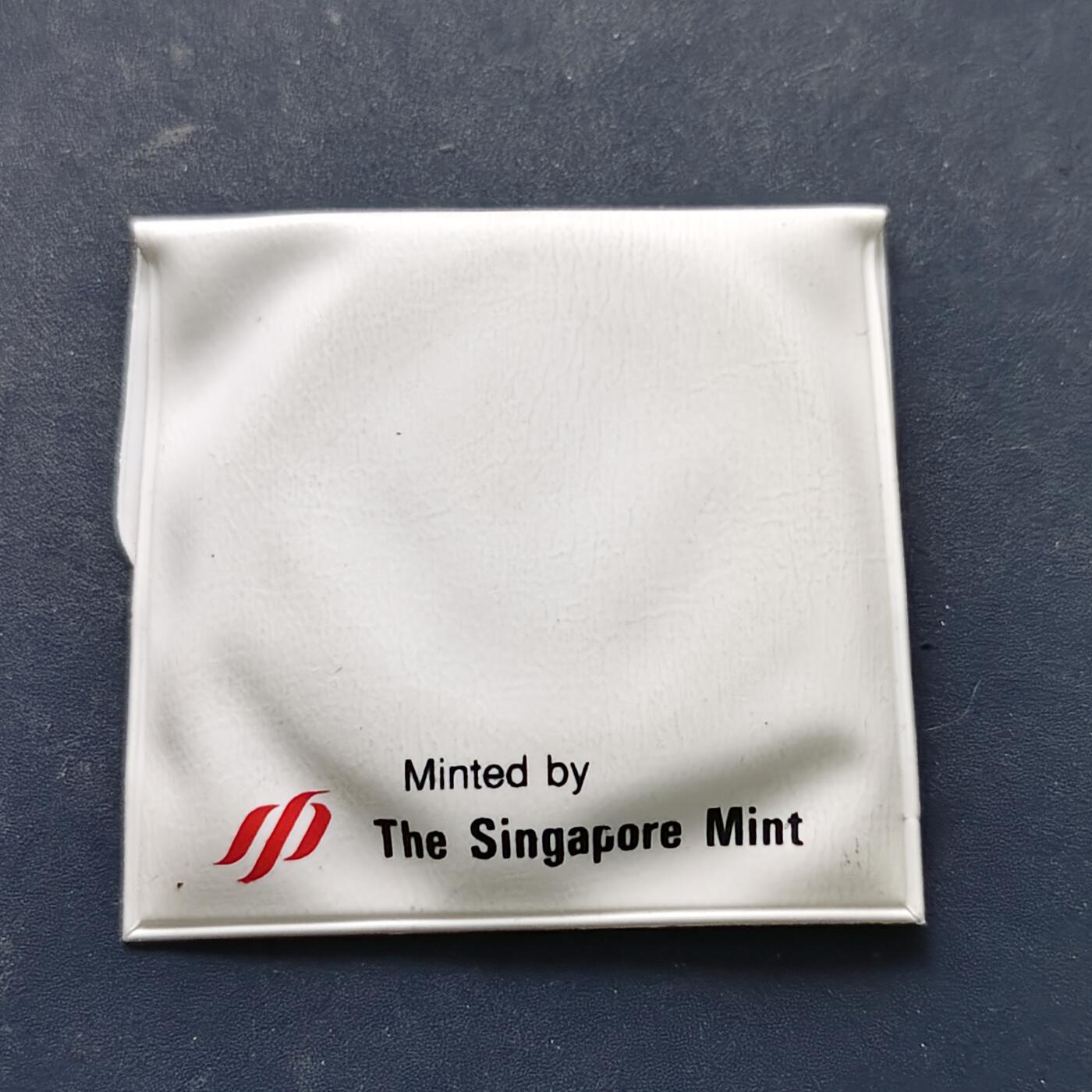 【全场包邮】纯粹捡漏拍521场 新加坡各年份纪念币4枚一组-1989年10元蛇年带盒+1999年10元兔年精制带盒+1990年5元独立25周年带封套+1996年10元鼠年精制带盒