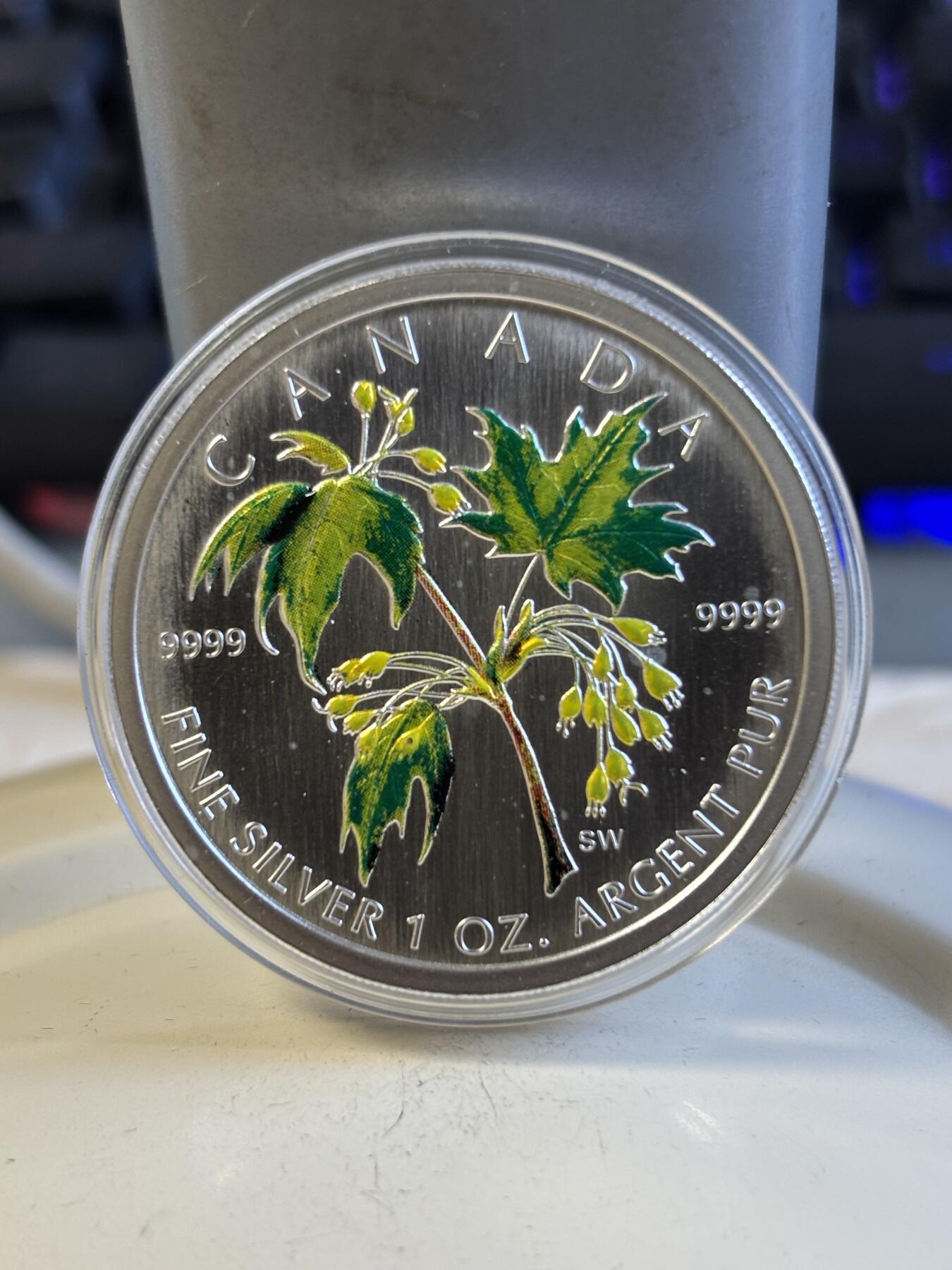 第197期拍卖 加拿大2003年5加元 “枫叶” 9999银 1盎司 局部彩色银币 发行量：3万5千枚 盒证全，塑料盒有脱皮银价584