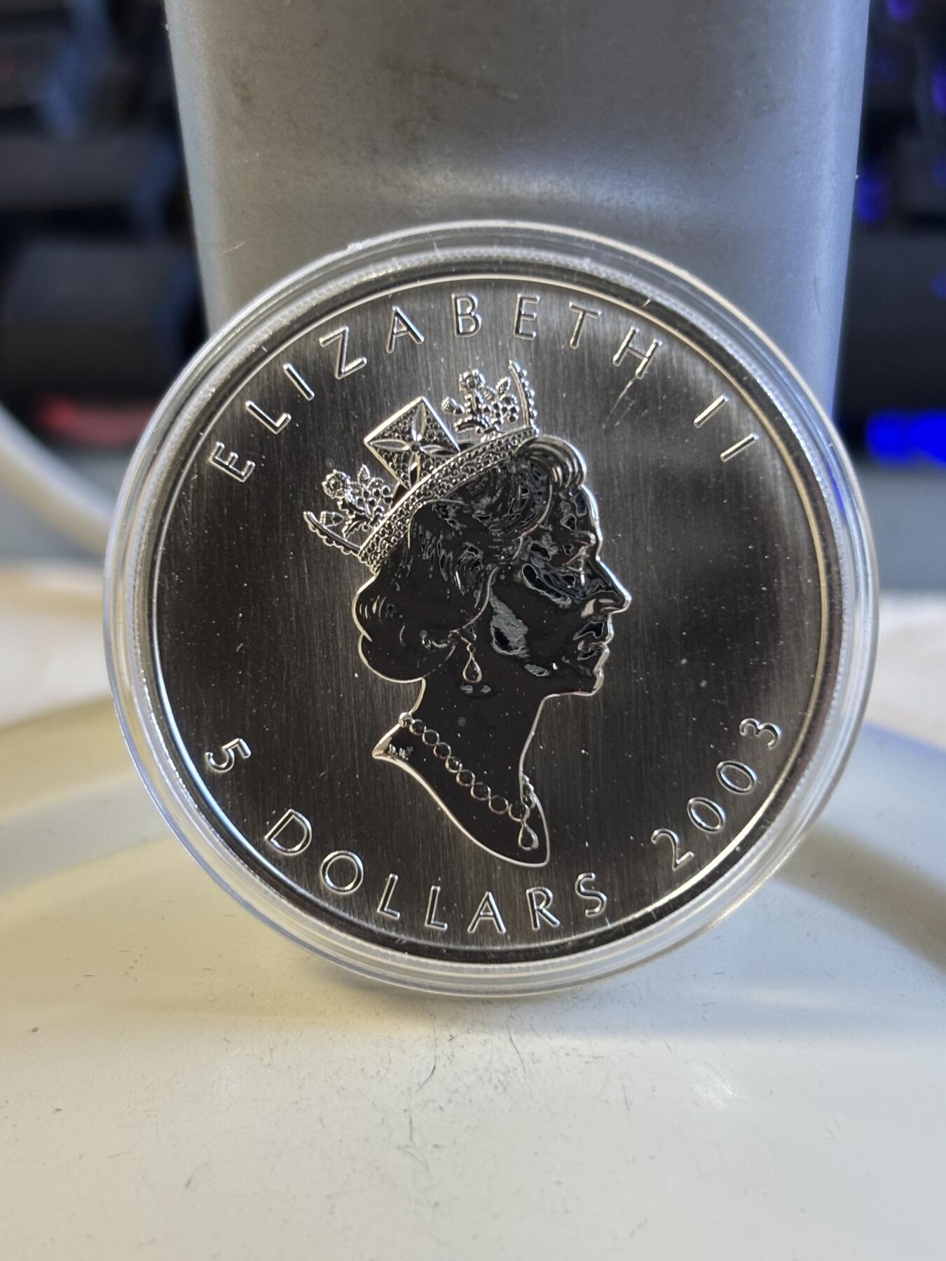 第197期拍卖 加拿大2003年5加元 “枫叶” 9999银 1盎司 局部彩色银币 发行量：3万5千枚 盒证全，塑料盒有脱皮银价584