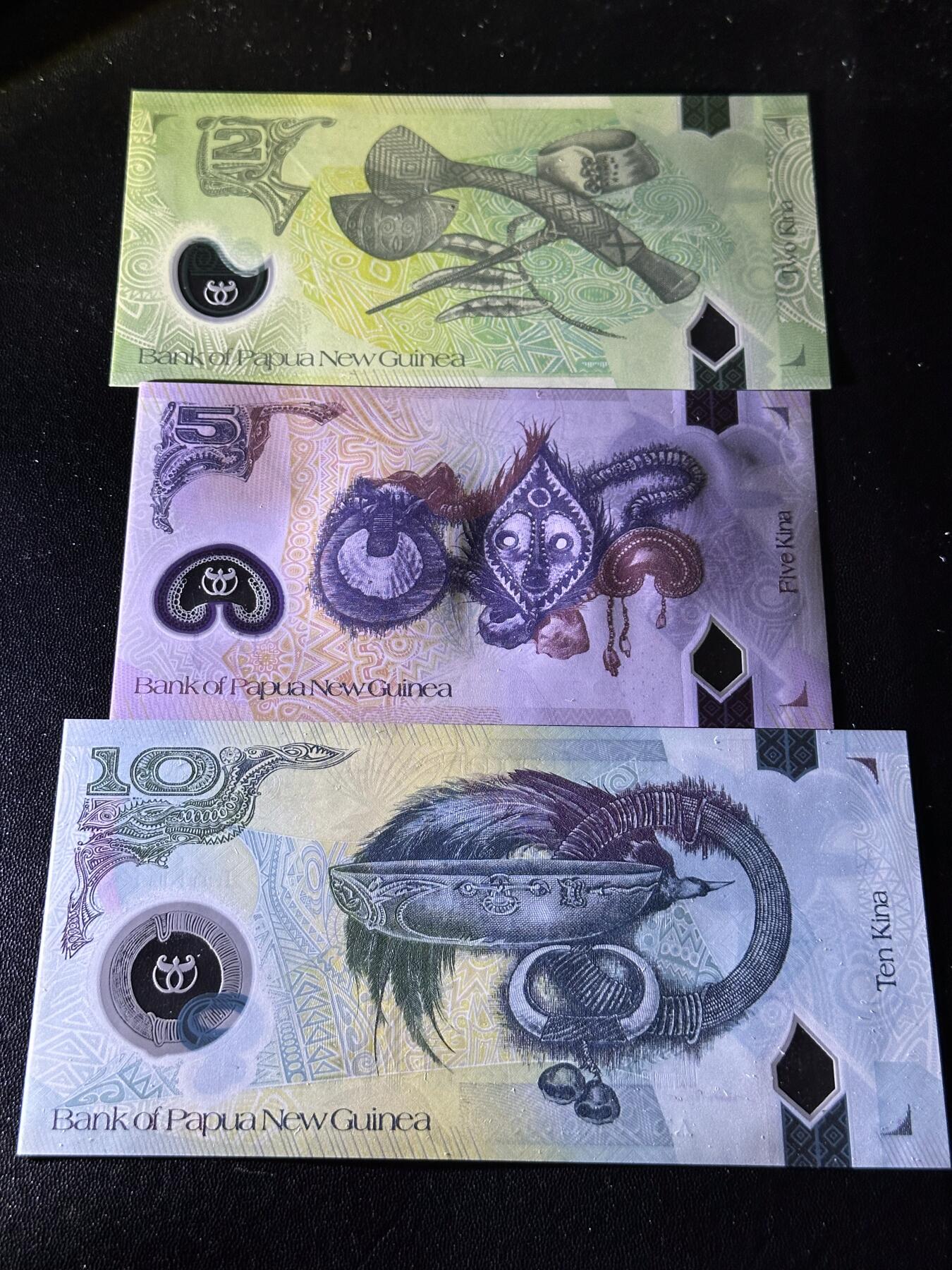 《外钞收藏家》第六百二十六期（精品场）（长期征集拍品、欢迎藏友们联系合作） 巴布亚新几内亚2008/2016年2/5/10基纳塑料钞三张	UNC