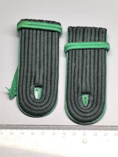 小驴勋章奖章收藏4月11日周六晚六点拍卖（珍爱和平，收藏战争，铭记历史，勿忘国耻，忠党爱国。有偿代拍，送拍规则在简介最后，参拍须阅读规则后再参拍，关系到运费包装发货时效真假辨别等关键信息，拍卖时不再发原图，看大图店主微信码在拍卖店铺介绍里） - 东德内政部防爆警察初级军士肩章