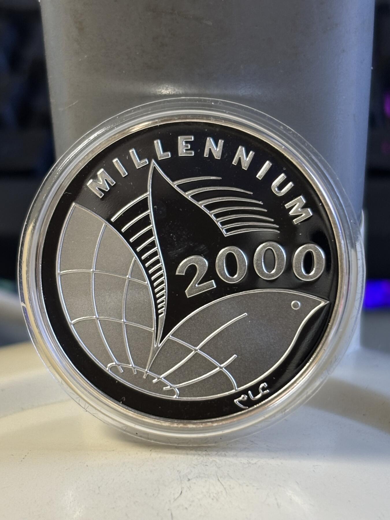 第197期拍卖 索马里2000年千禧年系列和平鸽精制纪念银币，999银，15克