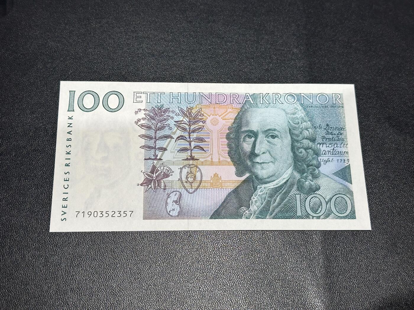 《外钞收藏家》第六百二十六期（精品场）（长期征集拍品、欢迎藏友们联系合作） 瑞典87版 初版100克朗 全新 边上轻微荧光反应