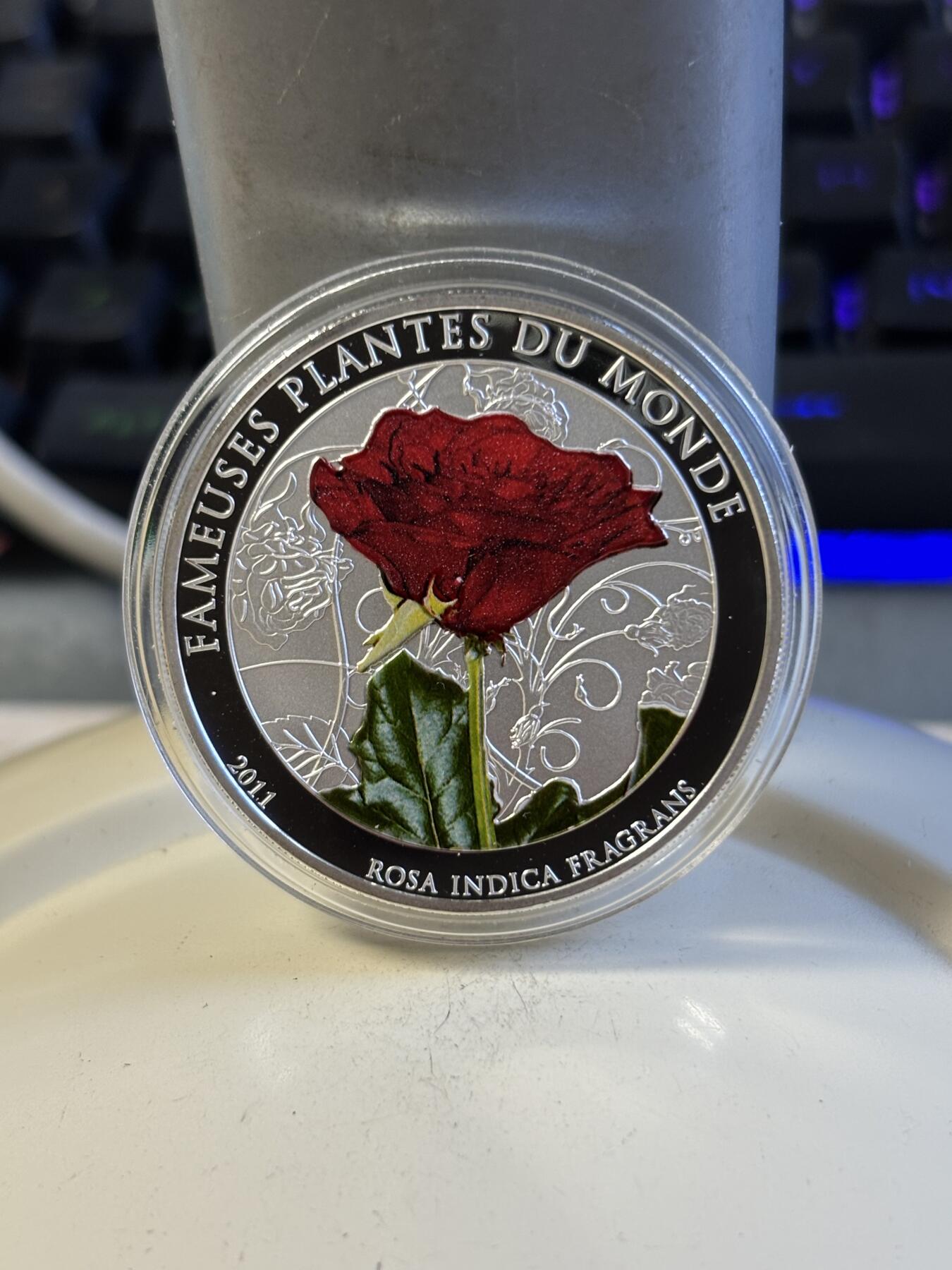 第197期拍卖 贝宁2011美丽的情人红玫瑰带香味合金彩色镀银币，铜镍镀银，27克，发行2500枚