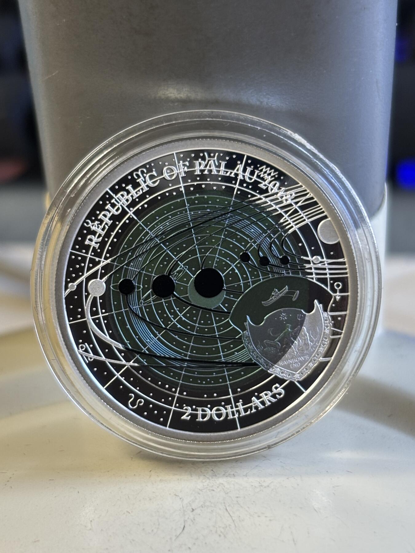 第197期拍卖 帕劳2018年太阳系系列2天王星镶蓝色铌金属彩银币，金属:999银/998铌，重量:15克(8.3克银/6.7克铌），直径:30毫米，发行：3000枚