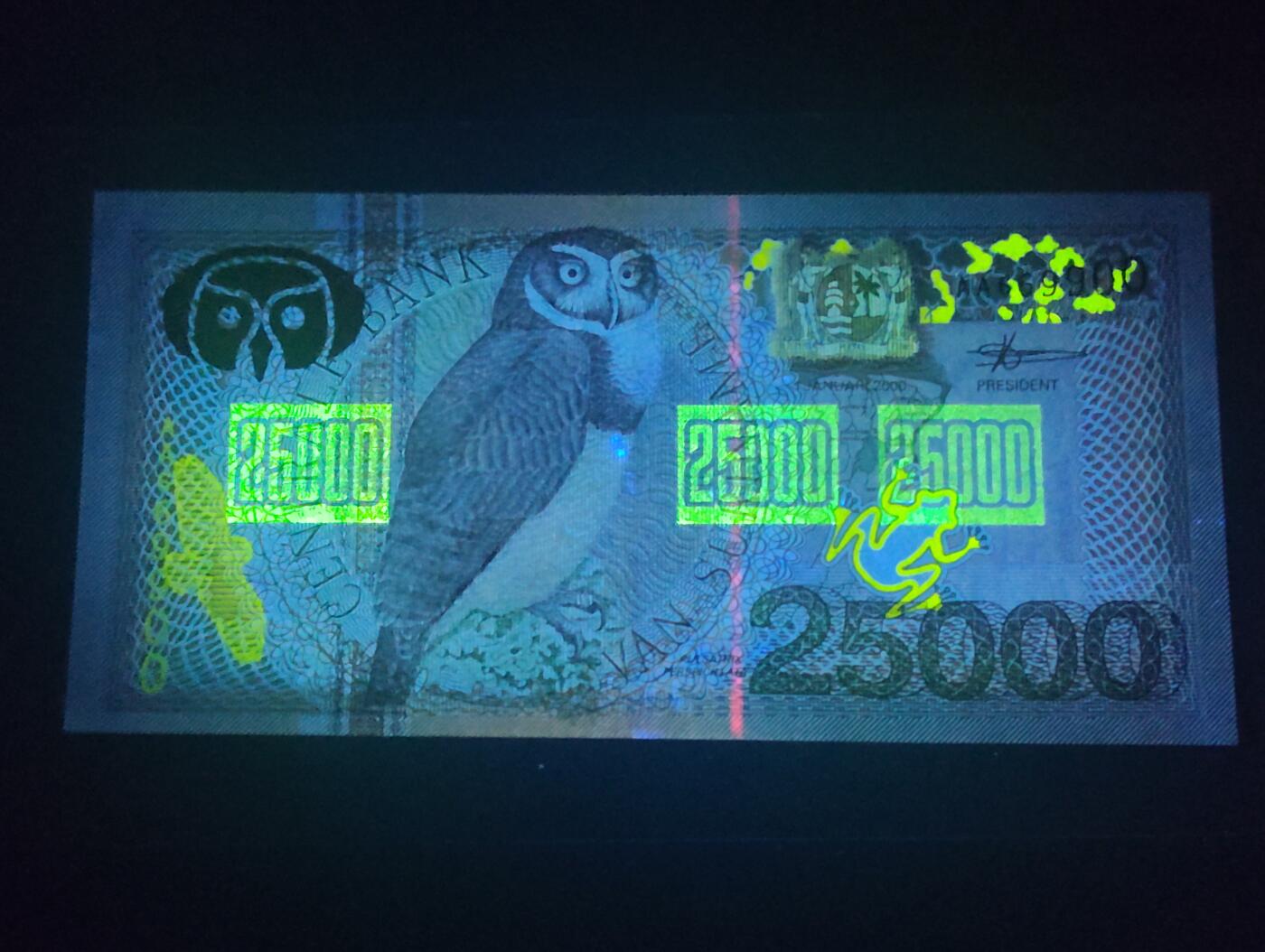 2026四月第二期，总第223期 苏里南2000版25000盾UNC首冠AA倒置号无47，作为此版本最大面值，改版时被回收较为彻底而难得一见，正面是一只夜枭而背面是在猪笼草掩映下的总统府，是苏里南钞票上最有名的品种之一