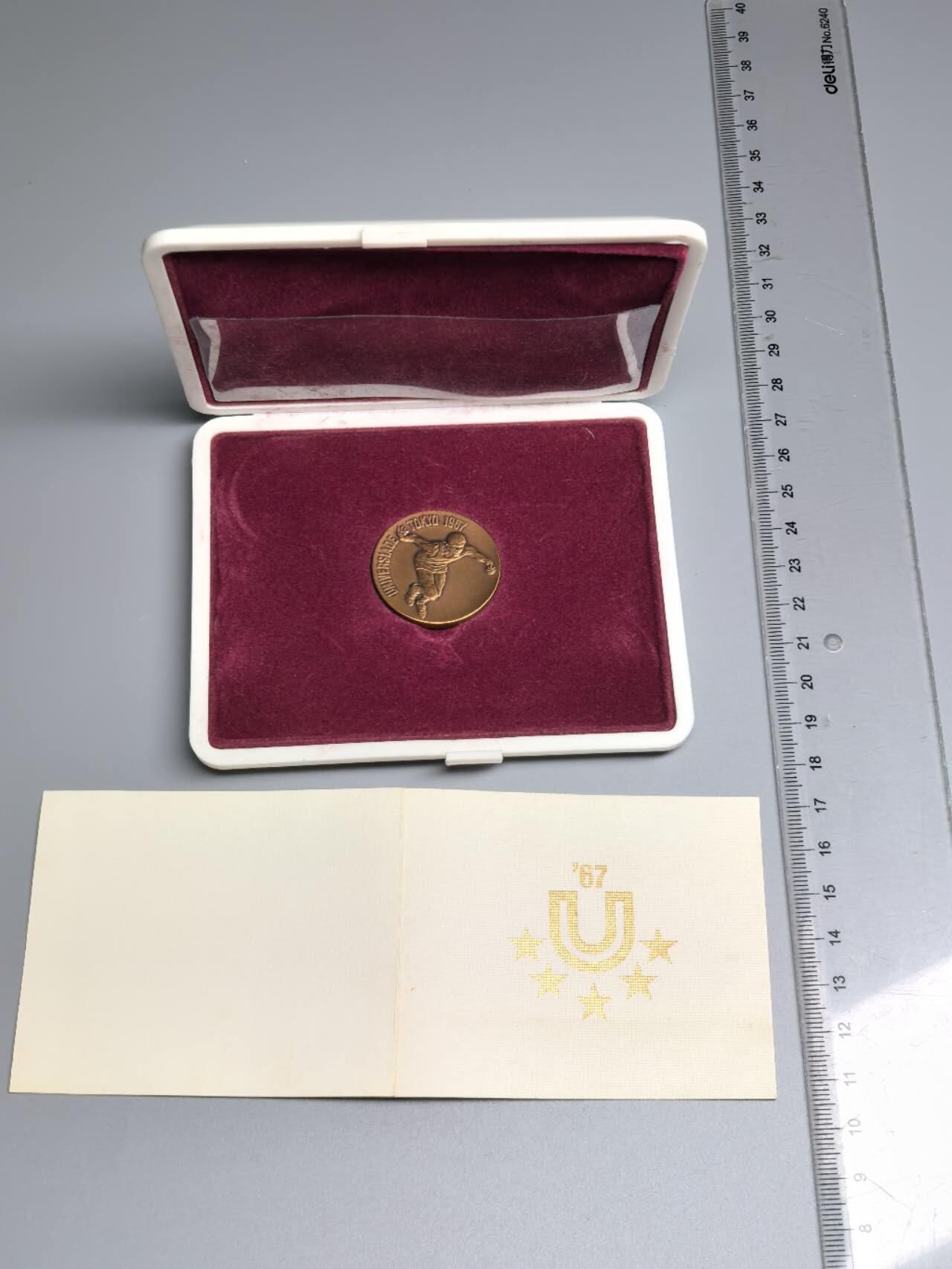 小驴勋章奖章收藏4月11日周六晚六点拍卖（珍爱和平，收藏战争，铭记历史，勿忘国耻，忠党爱国。有偿代拍，送拍规则在简介最后，参拍须阅读规则后再参拍，关系到运费包装发货时效真假辨别等关键信息，拍卖时不再发原图，看大图店主微信码在拍卖店铺介绍里） 日本 1967年东京大运会纪念章带盒子证书