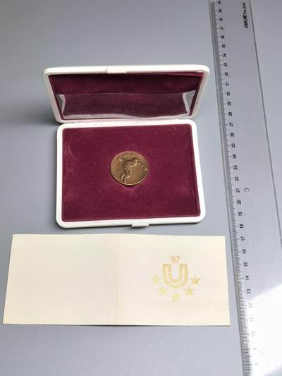 小驴勋章奖章收藏4月11日周六晚六点拍卖（珍爱和平，收藏战争，铭记历史，勿忘国耻，忠党爱国。有偿代拍，送拍规则在简介最后，参拍须阅读规则后再参拍，关系到运费包装发货时效真假辨别等关键信息，拍卖时不再发原图，看大图店主微信码在拍卖店铺介绍里） - 日本 1967年东京大运会纪念章带盒子证书