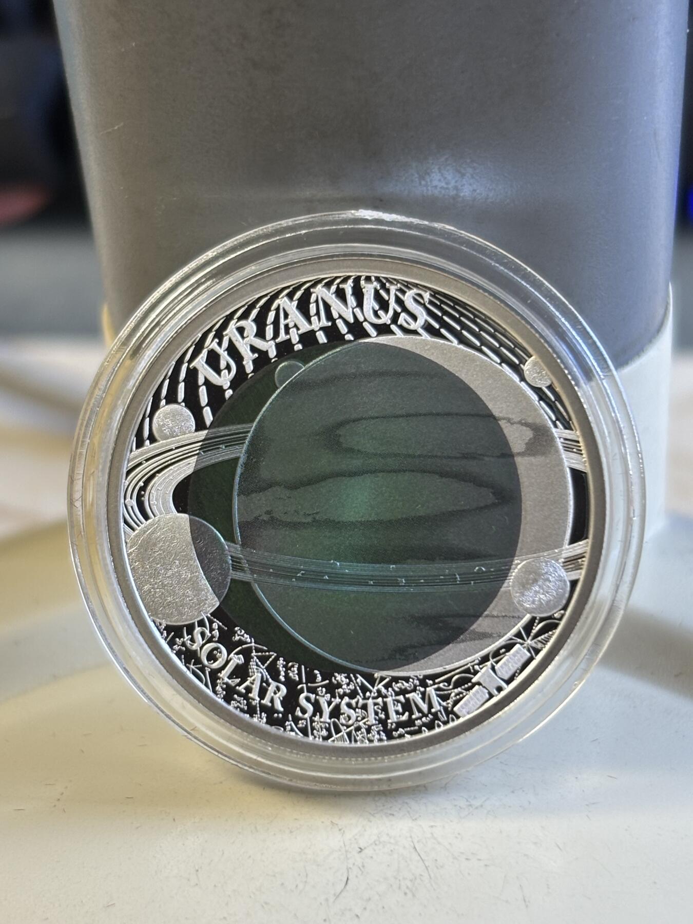 第197期拍卖 帕劳2018年太阳系系列2天王星镶蓝色铌金属彩银币，金属:999银/998铌，重量:15克(8.3克银/6.7克铌），直径:30毫米，发行：3000枚