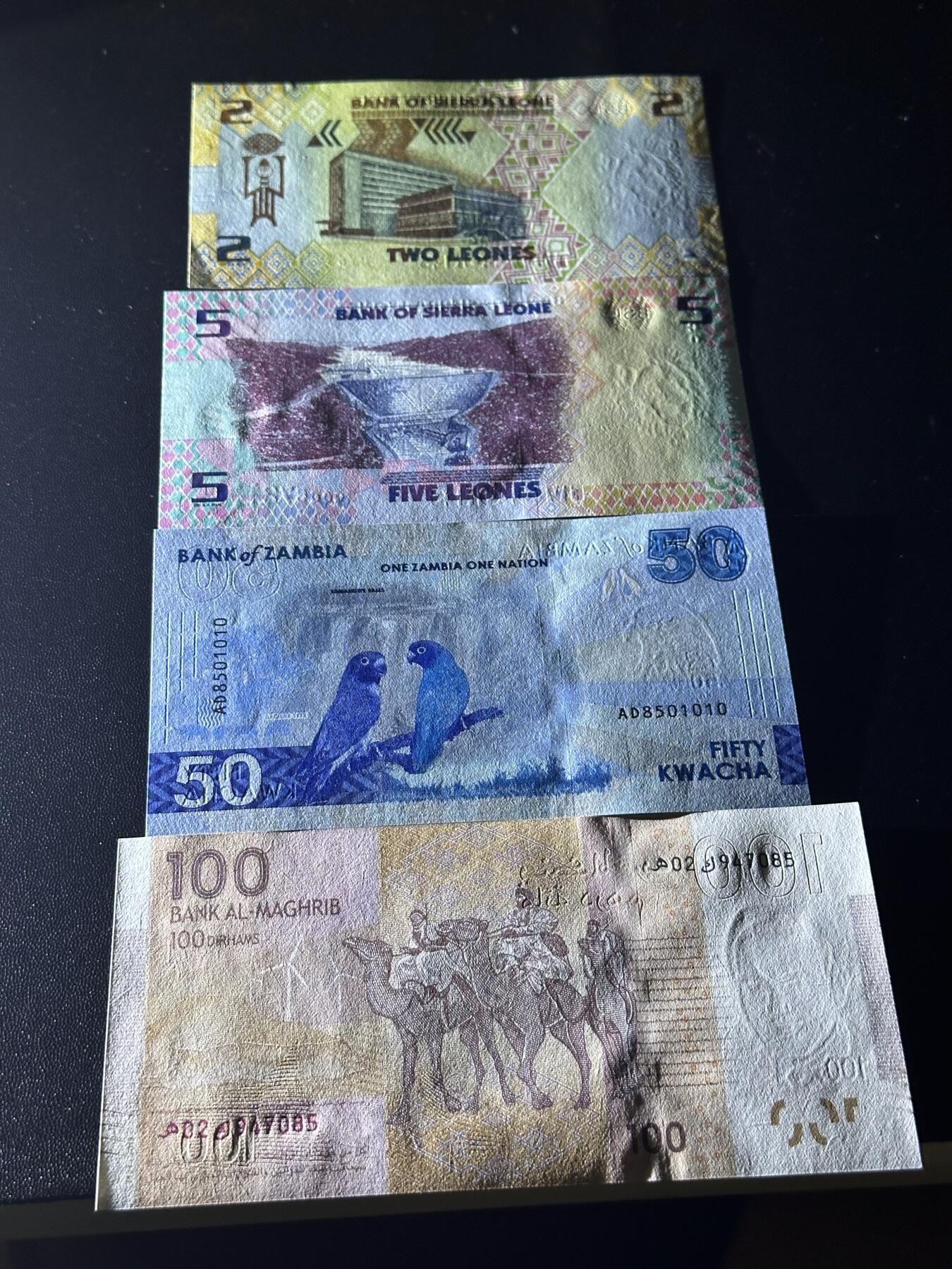 《外钞收藏家》第六百二十六期（精品场）（长期征集拍品、欢迎藏友们联系合作） 塞拉利昂2和5 尾2同+赞比亚50+摩洛哥100 四张一起 全新UNC