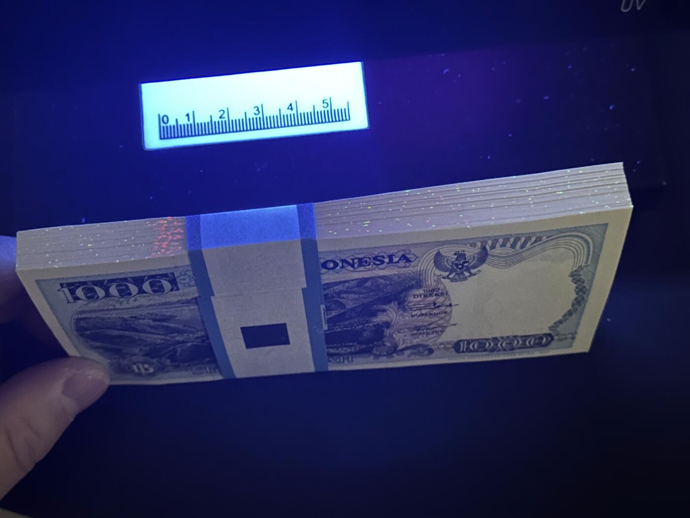 《外钞收藏家》第六百二十六期（精品场）（长期征集拍品、欢迎藏友们联系合作） 印度尼西亚1992年1000卢比一刀百连（苏门答腊岛多巴湖，含豹子号）全新