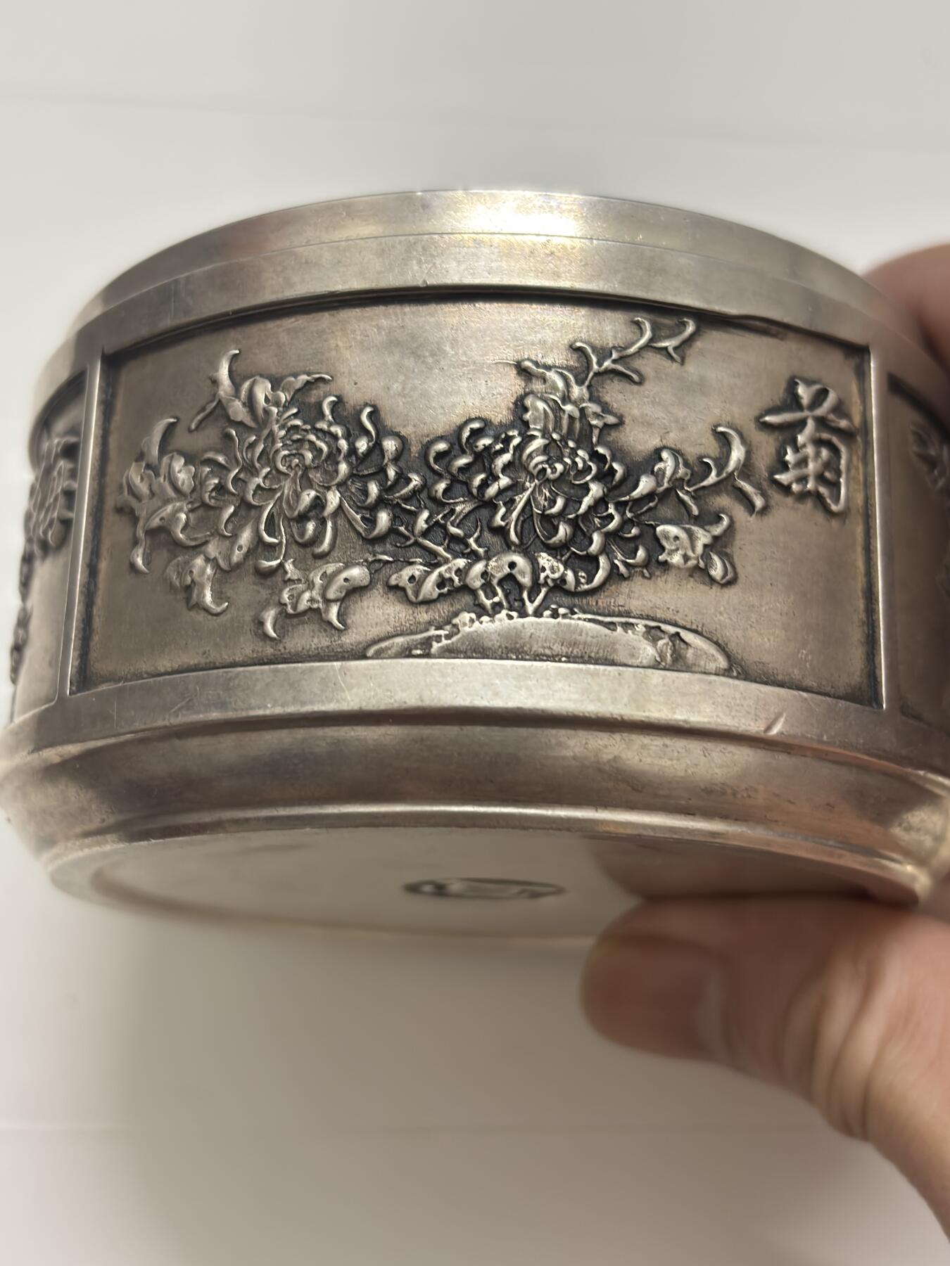 文馨钱币收藏第 299 场，长期接代拍业务 国外回流梅兰竹菊四君子罐子，朋友当银器买的，我这边没有鉴定仪器未知是否银器，需自行定义，图各方面细节都拍了，重 568.5 克