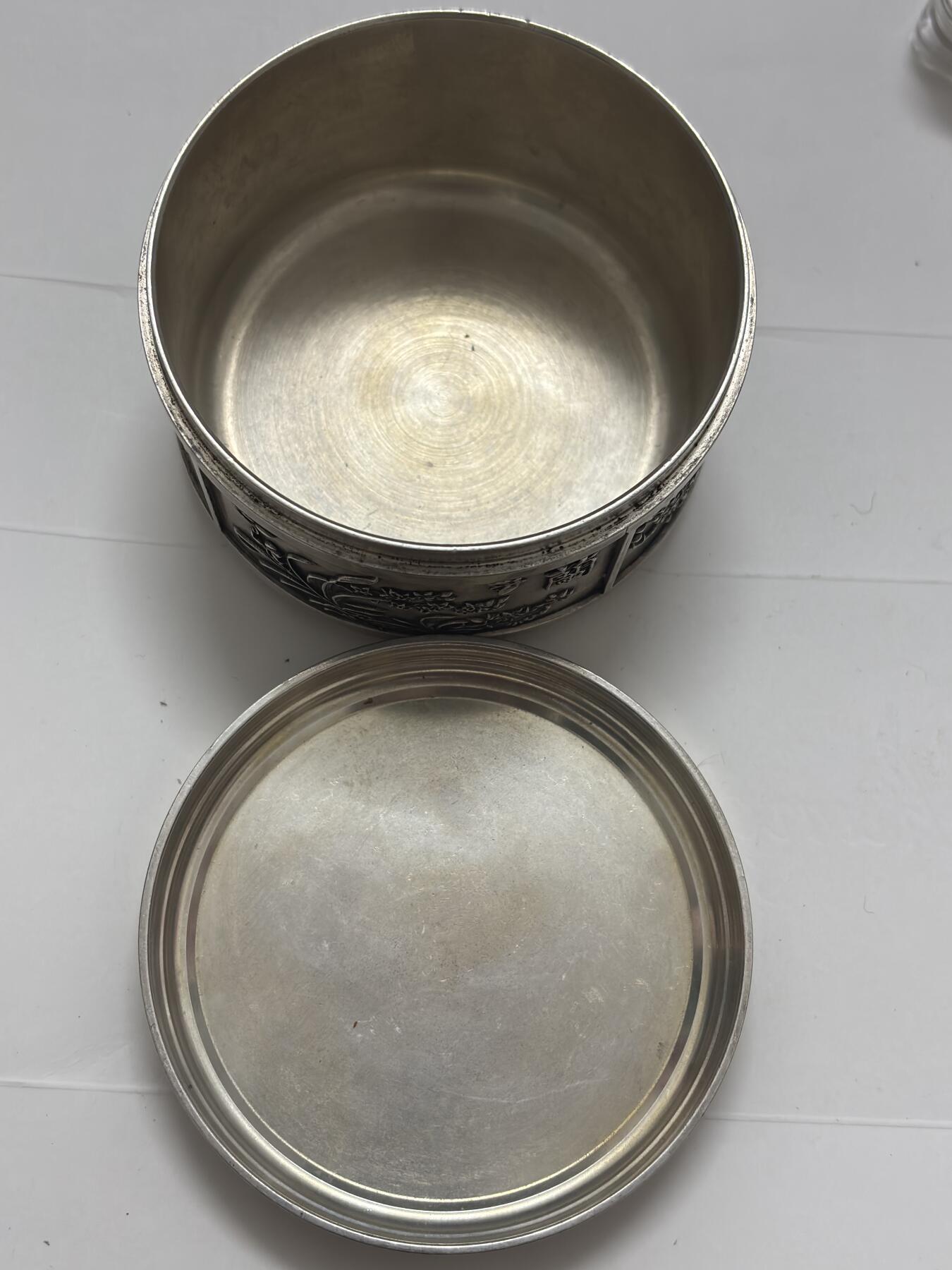 文馨钱币收藏第 299 场，长期接代拍业务 国外回流梅兰竹菊四君子罐子，朋友当银器买的，我这边没有鉴定仪器未知是否银器，需自行定义，图各方面细节都拍了，重 568.5 克