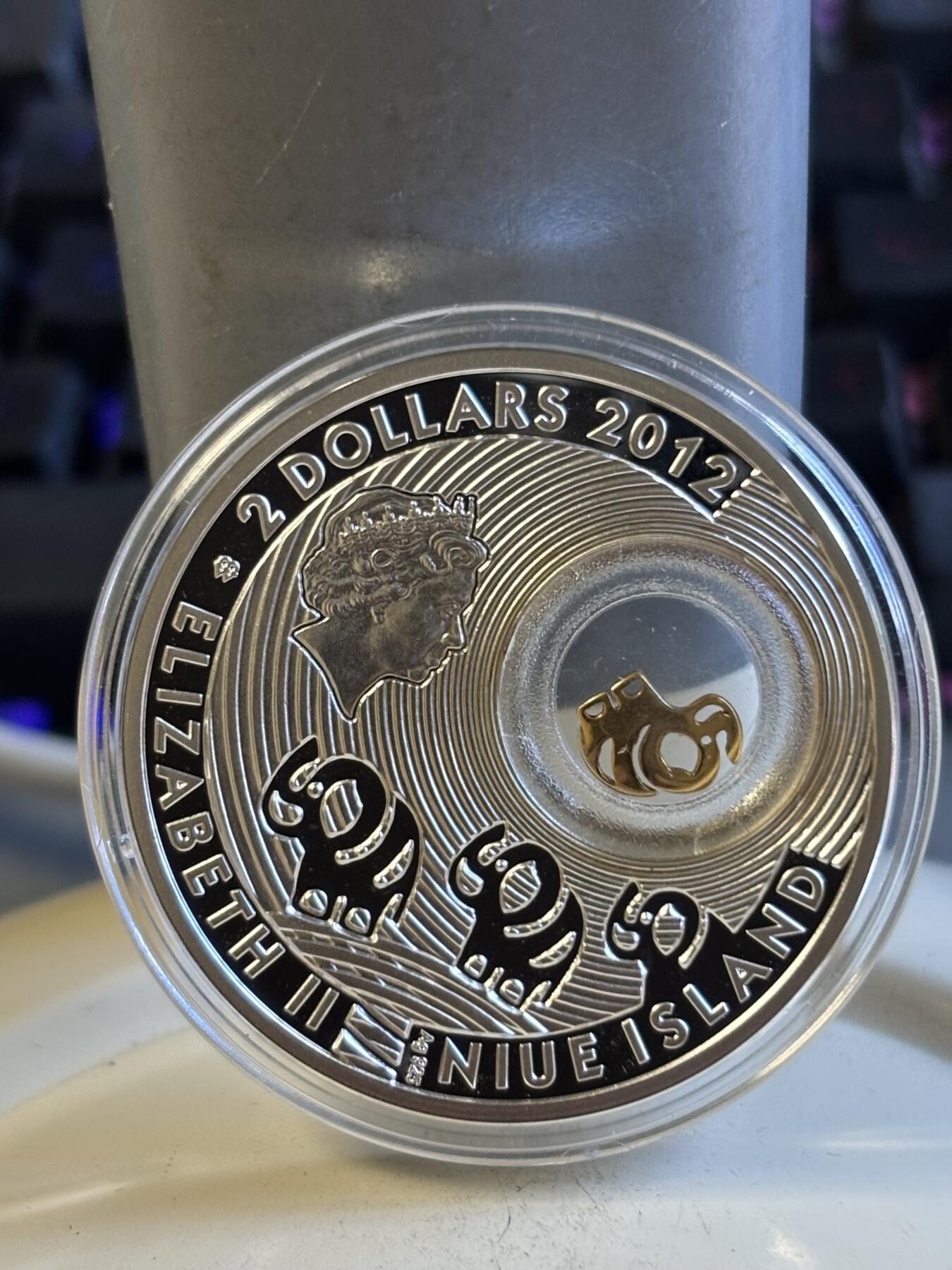 第197期拍卖 库克2009年马泰伊科名画韦尔内霍拉镶嵌天然珍珠银币，925银镶嵌珍珠，25克，30*38毫米，塑料盒有裂痕