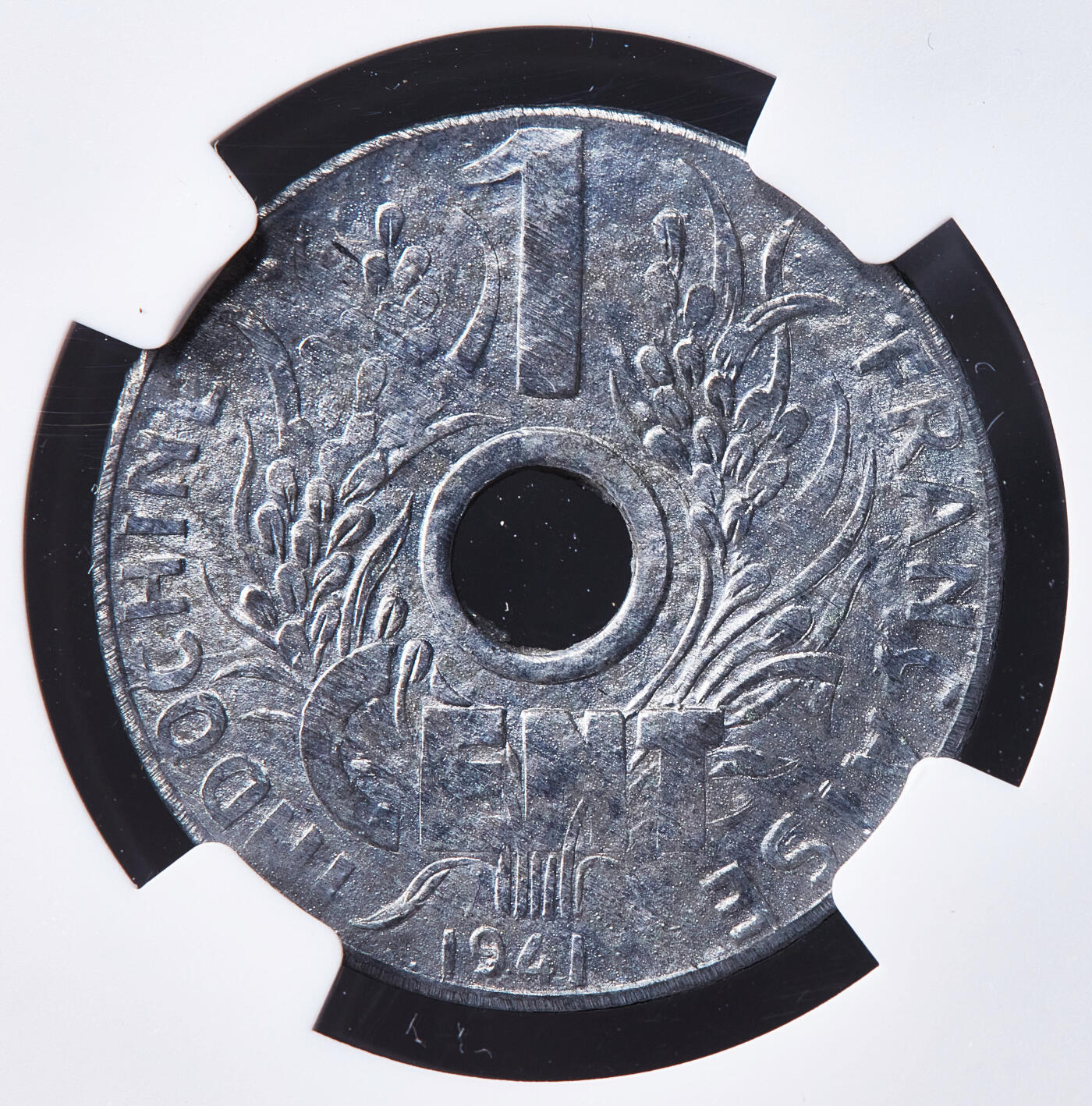 【俄甄集藏】满园春色-2026年(051)04-22星期三 晚 19:30 全场包邮 法属印度支那1941年帽圈版中孔1分锌币，NGC MS63，MS状态难得