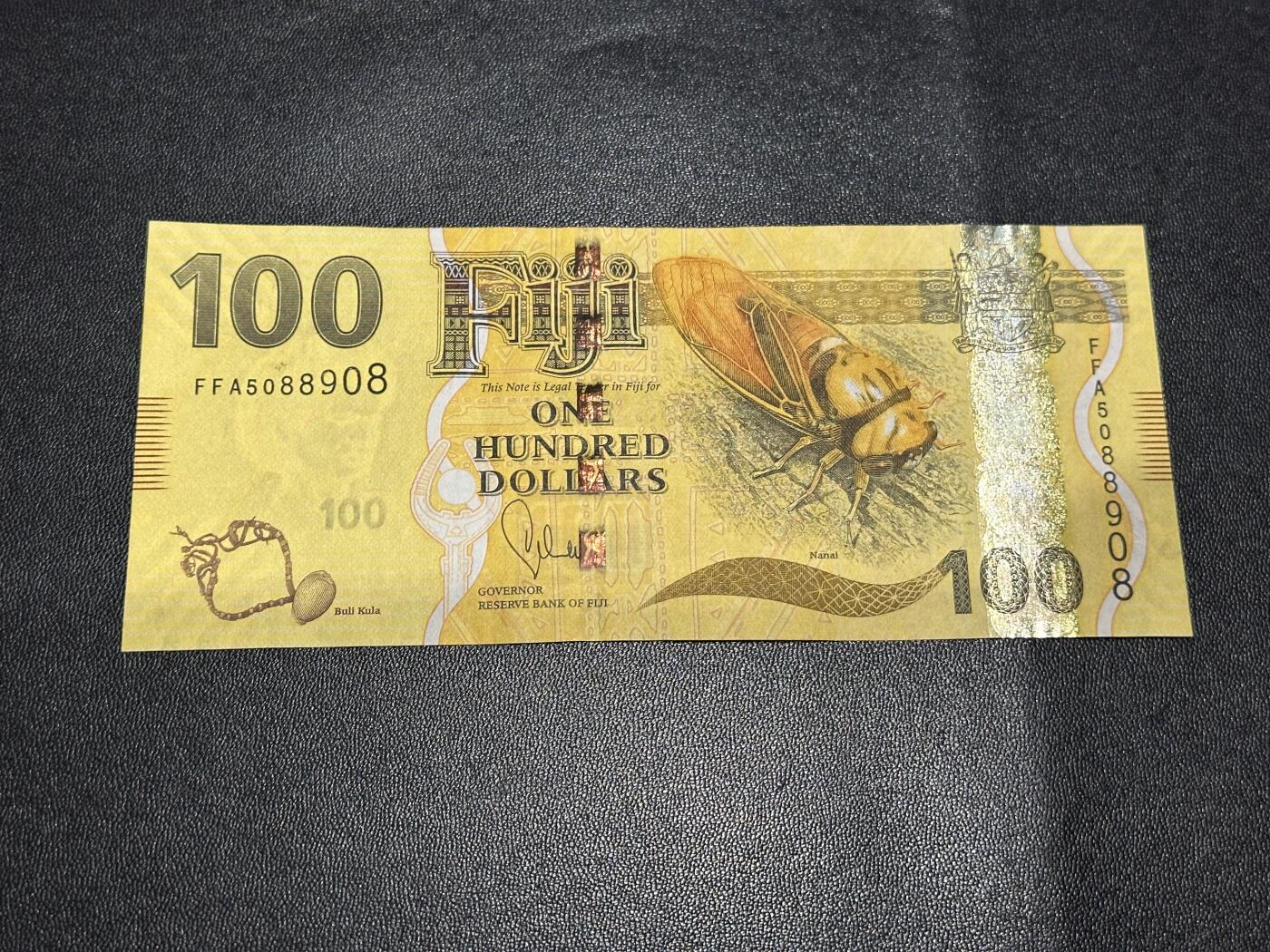 《外钞收藏家》第六百二十六期（精品场）（长期征集拍品、欢迎藏友们联系合作） 斐济100元 首发冠 全新UNC AU品相 金马号