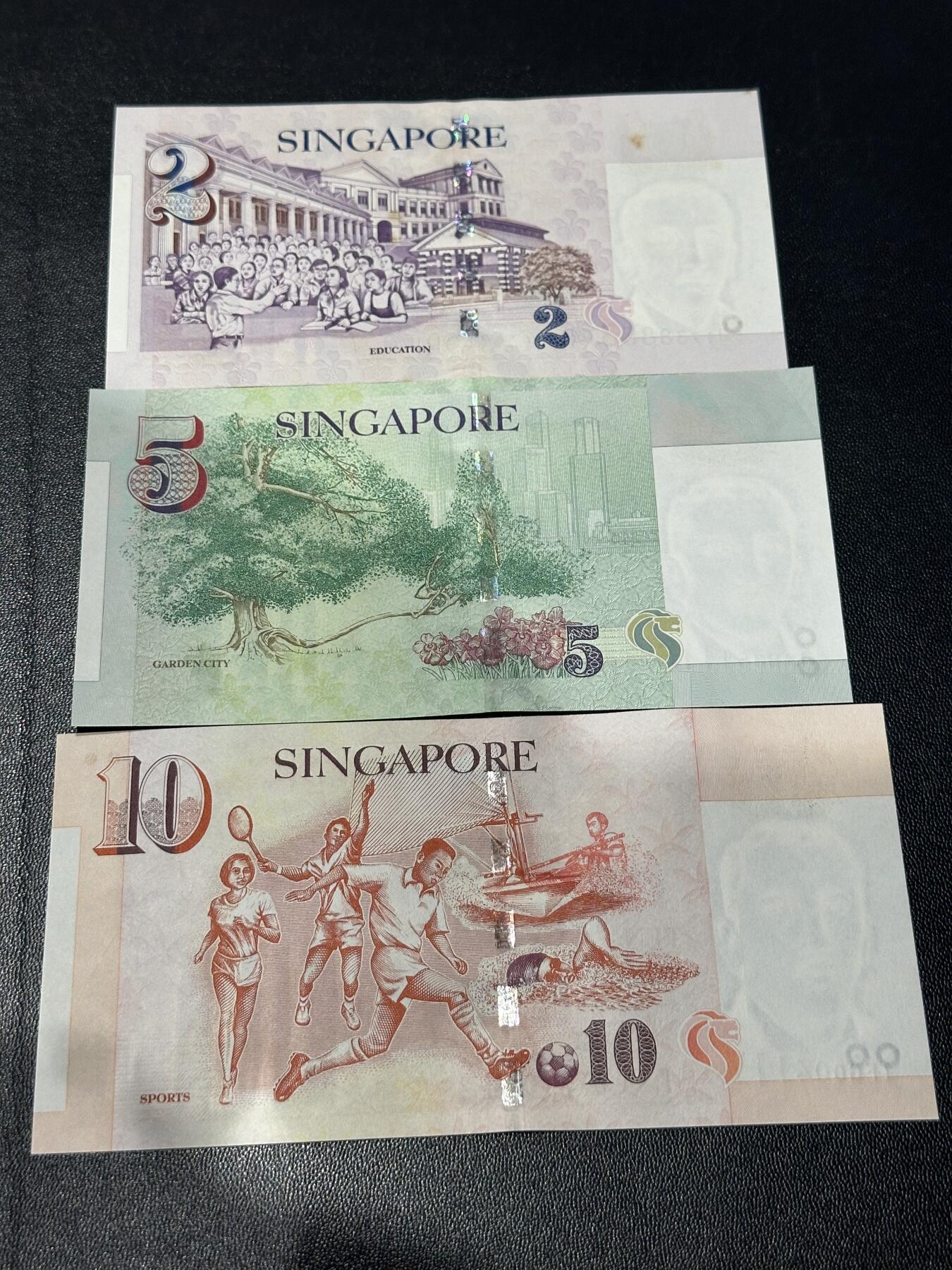 《外钞收藏家》第六百二十六期（精品场）（长期征集拍品、欢迎藏友们联系合作） 新加坡2（2000千禧年纪念钞）+5+10元三张纸钞版	UNC  2元有黄点 其他有潮