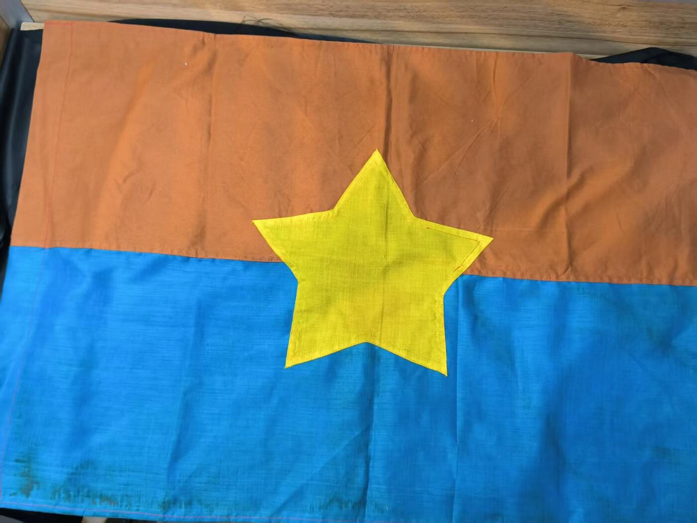 云宸嘉赏-勋臻佳藏四月精品甄选场次（低佣 一元一手） 南方越南共和国旗帜  时代原品 约40*60材质  少见赠友佳品 展馆必备