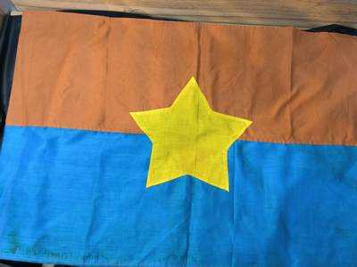 云宸嘉赏-勋臻佳藏四月精品甄选场次（低佣 一元一手） - 南方越南共和国旗帜  时代原品 约40*60材质  少见赠友佳品 展馆必备