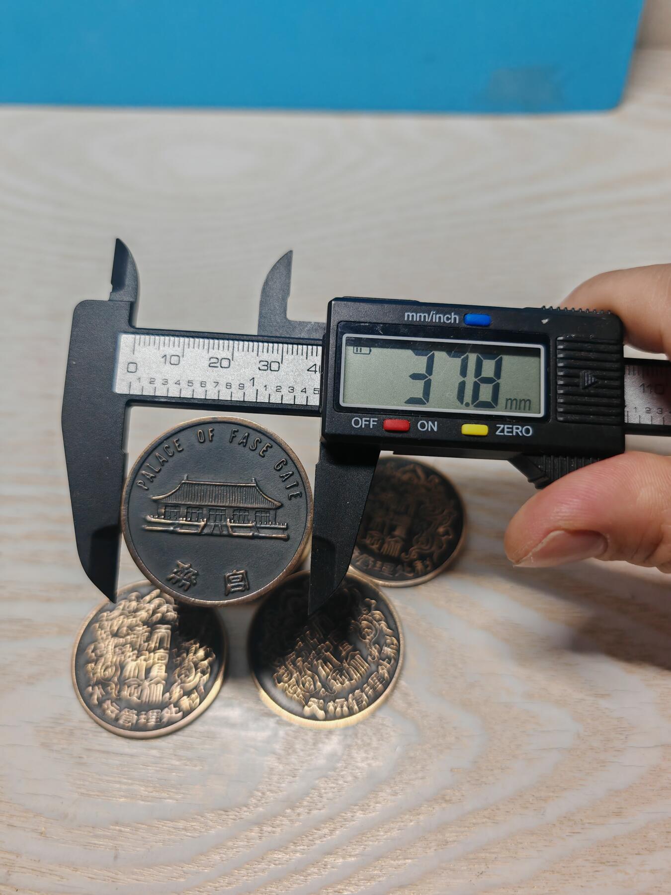 北京天坛系列纪念章一套5枚，铜质，直径约3.78cm，正面天坛祈年殿、皇穹宇、皇乾殿等建筑，背面有“坛门管理处”字样。整体品相几乎全新，保存较好，值得收藏。