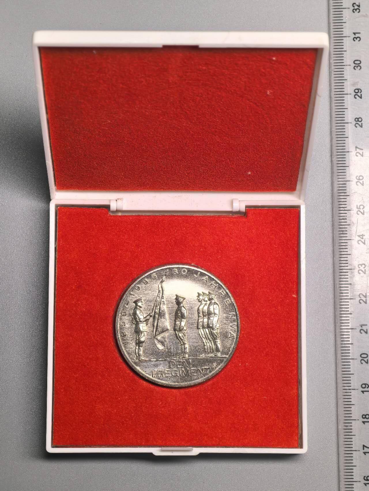 小驴勋章奖章收藏4月11日周六晚六点拍卖（珍爱和平，收藏战争，铭记历史，勿忘国耻，忠党爱国。有偿代拍，送拍规则在简介最后，参拍须阅读规则后再参拍，关系到运费包装发货时效真假辨别等关键信息，拍卖时不再发原图，看大图店主微信码在拍卖店铺介绍里）