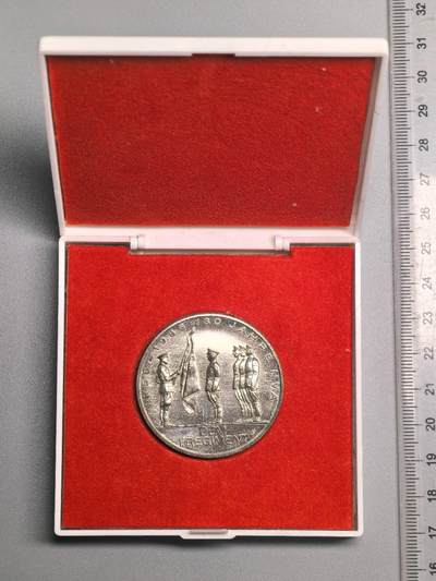 小驴勋章奖章收藏4月11日周六晚六点拍卖（珍爱和平，收藏战争，铭记历史，勿忘国耻，忠党爱国。有偿代拍，送拍规则在简介最后，参拍须阅读规则后再参拍，关系到运费包装发货时效真假辨别等关键信息，拍卖时不再发原图，看大图店主微信码在拍卖店铺介绍里） - 东德人民军建军30周年纪念证章带盒