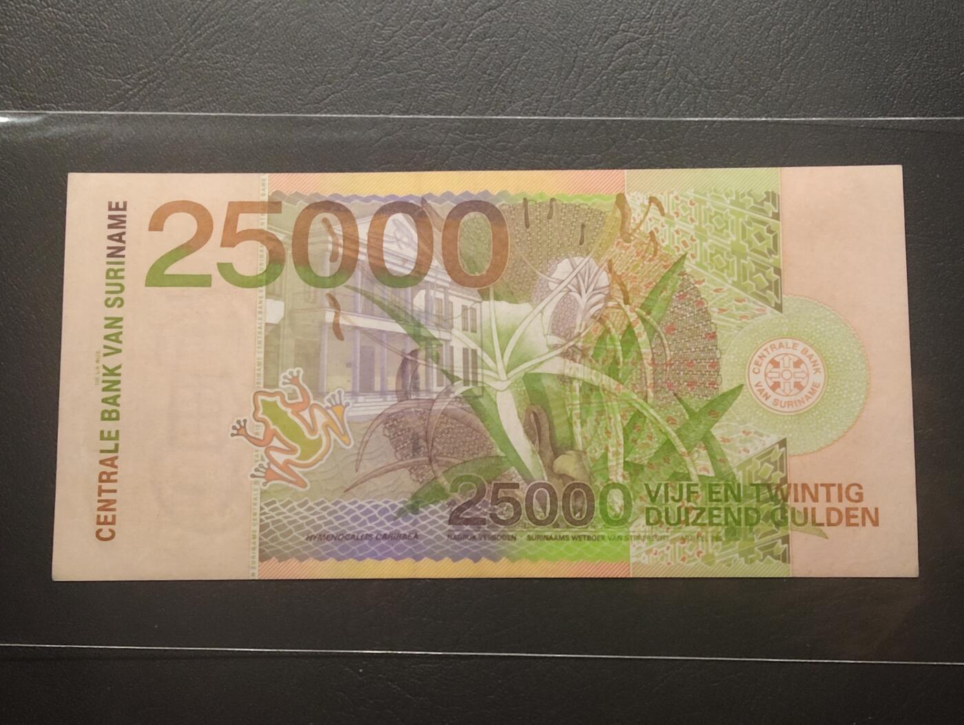 2026四月第二期，总第223期 苏里南2000版25000盾UNC首冠AA倒置号无47，作为此版本最大面值，改版时被回收较为彻底而难得一见，正面是一只夜枭而背面是在猪笼草掩映下的总统府，是苏里南钞票上最有名的品种之一