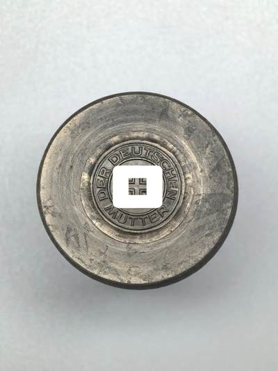 小驴勋章奖章收藏4月11日周六晚六点拍卖（珍爱和平，收藏战争，铭记历史，勿忘国耻，忠党爱国。有偿代拍，送拍规则在简介最后，参拍须阅读规则后再参拍，关系到运费包装发货时效真假辨别等关键信息，拍卖时不再发原图，看大图店主微信码在拍卖店铺介绍里） - 得三德意志母亲十字勋章中间珐琅位置的原模模具，半斤重