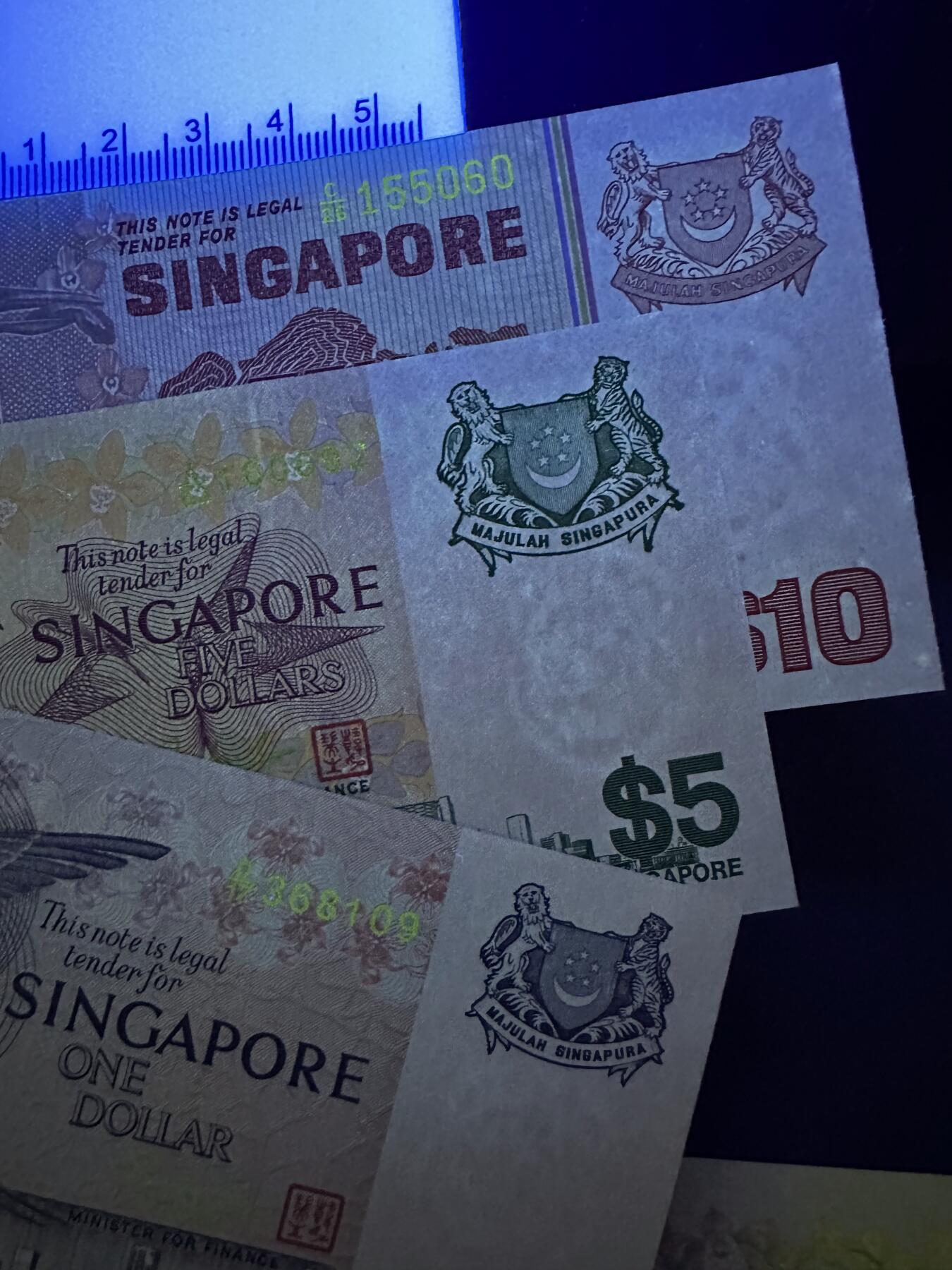 《外钞收藏家》第六百二十六期（精品场）（长期征集拍品、欢迎藏友们联系合作） 新加坡鸟版1/5/10/20元4张小套（UNC品相不多见了，除了1其他全程无47） 	UNC 有轻微潮