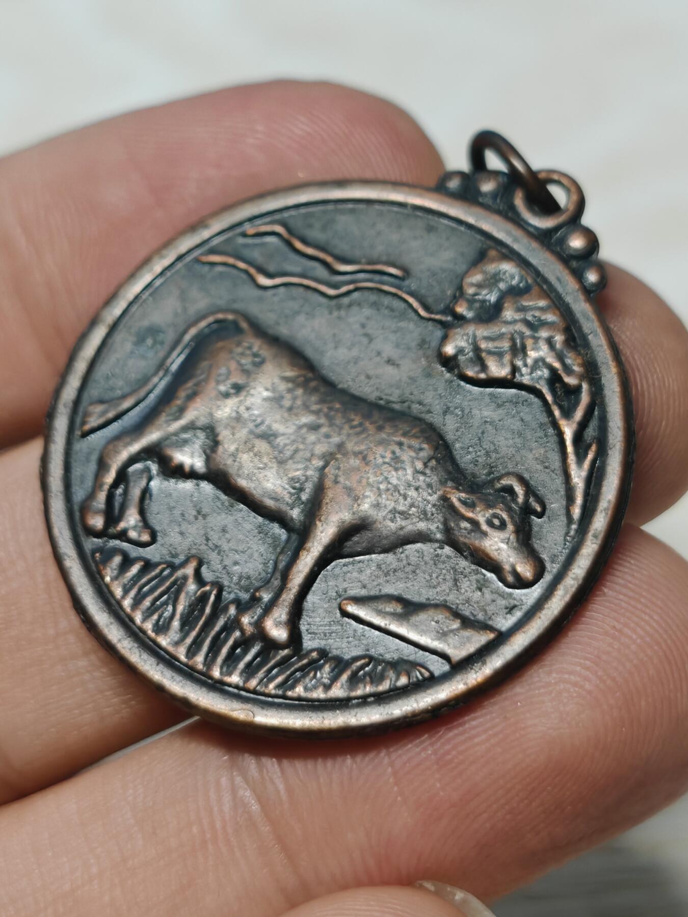 老生肖牌一枚，铜质，正面牛图案，背面十二生肖 八卦太极，带钥匙扣。直径约3.5厘米，成色还可以，有使用痕迹，无裂痕，细节见图。适合收藏或把玩