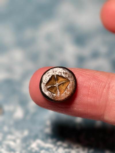 抚柳草堂-第二十四期章牌钱币  奖章勋章 满百包邮 放漏专场 - 三佛齐王国末期至满者伯夷王国早期打制小银币 1.7g重 正面有檀香花徽记，背面爪哇岛文，面值1 Unit或称Masa