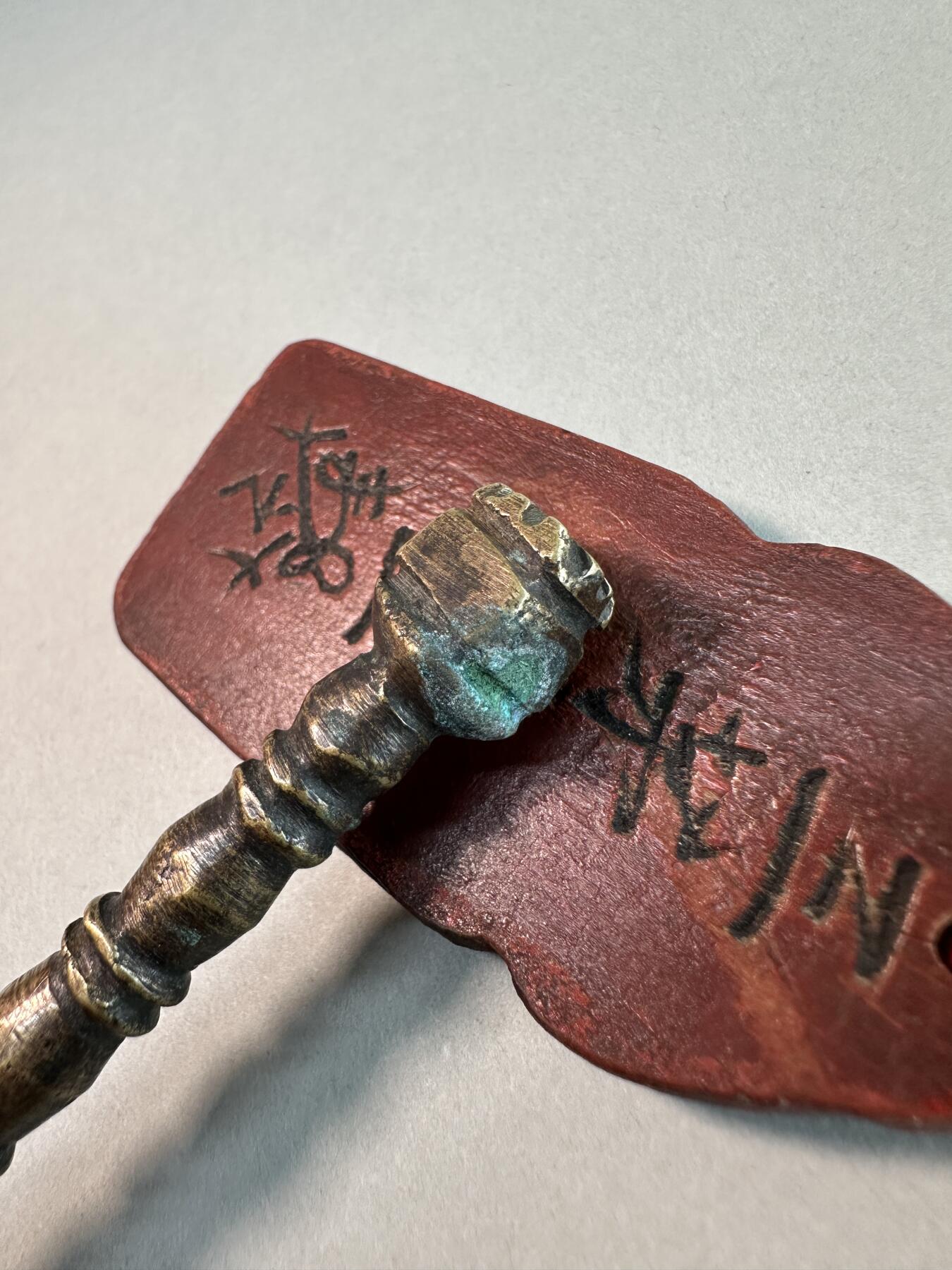 民国老黄铜錾花竹节柄花鸟纹小铜锤 传世良美品 民俗文玩雅器