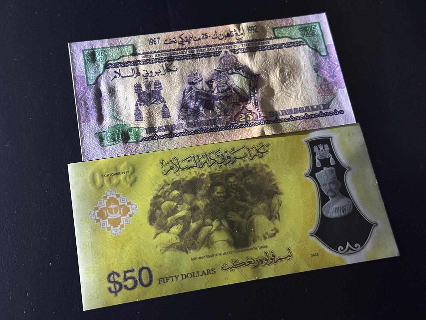 《外钞收藏家》第六百二十六期（精品场）（长期征集拍品、欢迎藏友们联系合作） 文莱1992年国王登基25周年25林吉特（A1首发字冠）+2017年国王登基50周年50林吉特两张纪念钞（尾号后二依旧91号是NBA罗德曼号码，全程无47）	UNC