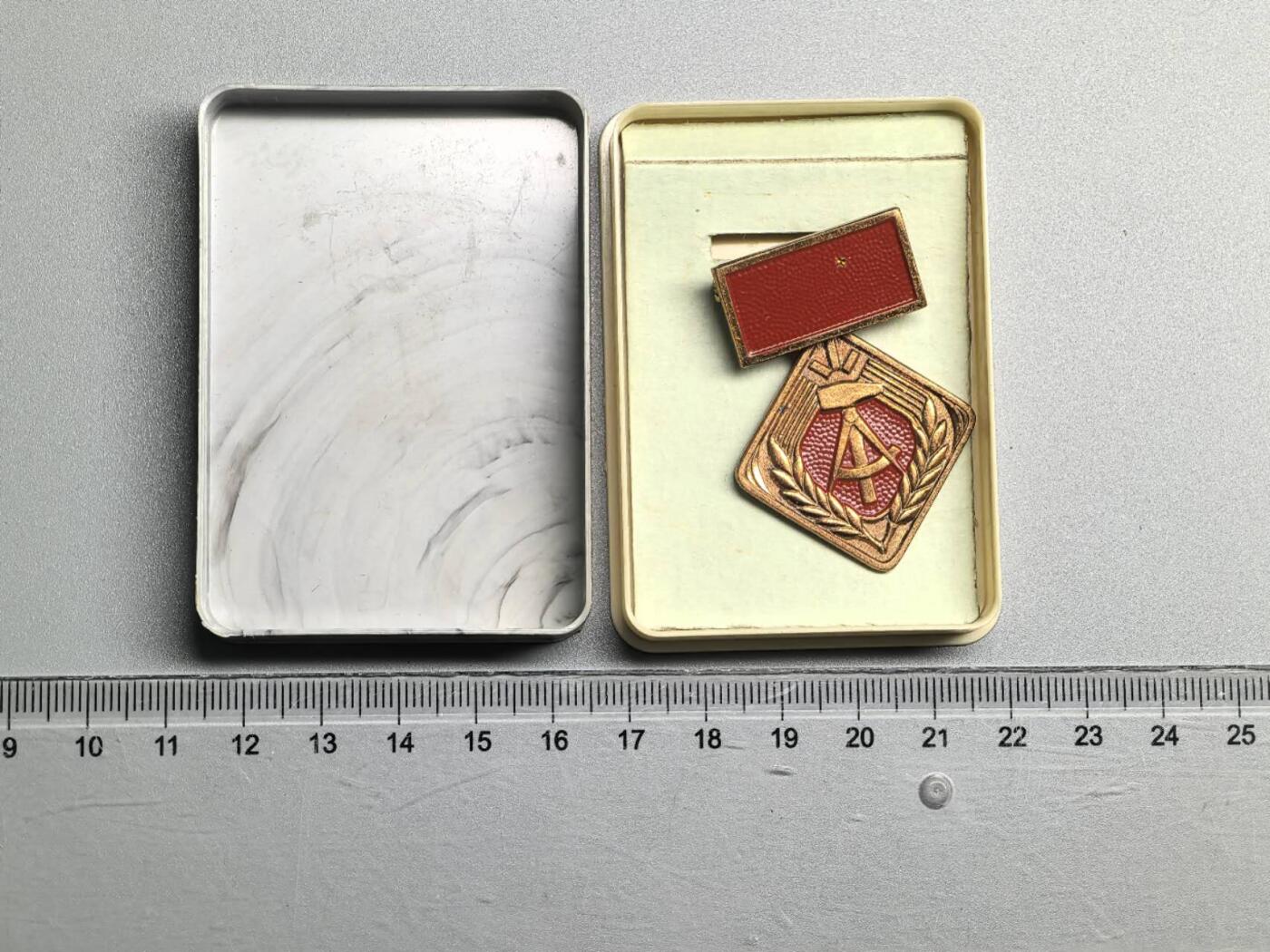 小驴勋章奖章收藏4月11日周六晚六点拍卖（珍爱和平，收藏战争，铭记历史，勿忘国耻，忠党爱国。有偿代拍，送拍规则在简介最后，参拍须阅读规则后再参拍，关系到运费包装发货时效真假辨别等关键信息，拍卖时不再发原图，看大图店主微信码在拍卖店铺介绍里） 东德社会主义劳动积极分子荣誉称号奖章带盒，早期版