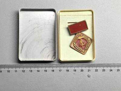 小驴勋章奖章收藏4月11日周六晚六点拍卖（珍爱和平，收藏战争，铭记历史，勿忘国耻，忠党爱国。有偿代拍，送拍规则在简介最后，参拍须阅读规则后再参拍，关系到运费包装发货时效真假辨别等关键信息，拍卖时不再发原图，看大图店主微信码在拍卖店铺介绍里） - 东德社会主义劳动积极分子荣誉称号奖章带盒，早期版