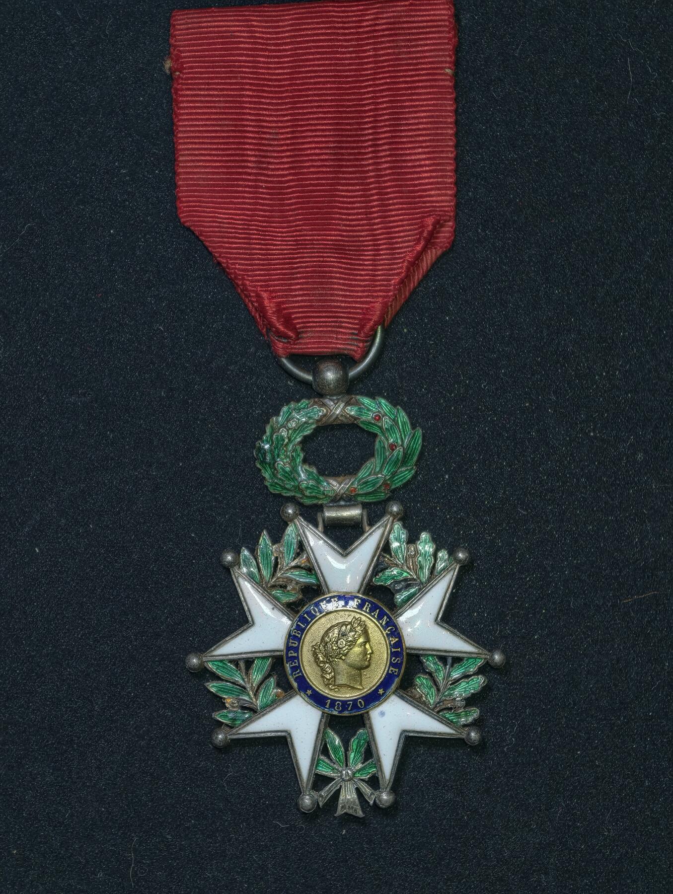 凯旋世界勋赏（第23期）（欢迎送拍）（对拍品有疑问请询问客服，不接受到手刀，出价默认拍品品相。请认真阅读拍卖规则！出价默认已认可！）（收到货请录制开箱视频，无视频概不处理问题。） 法国三共珠宝商版本荣誉军团勋章银制23.9g