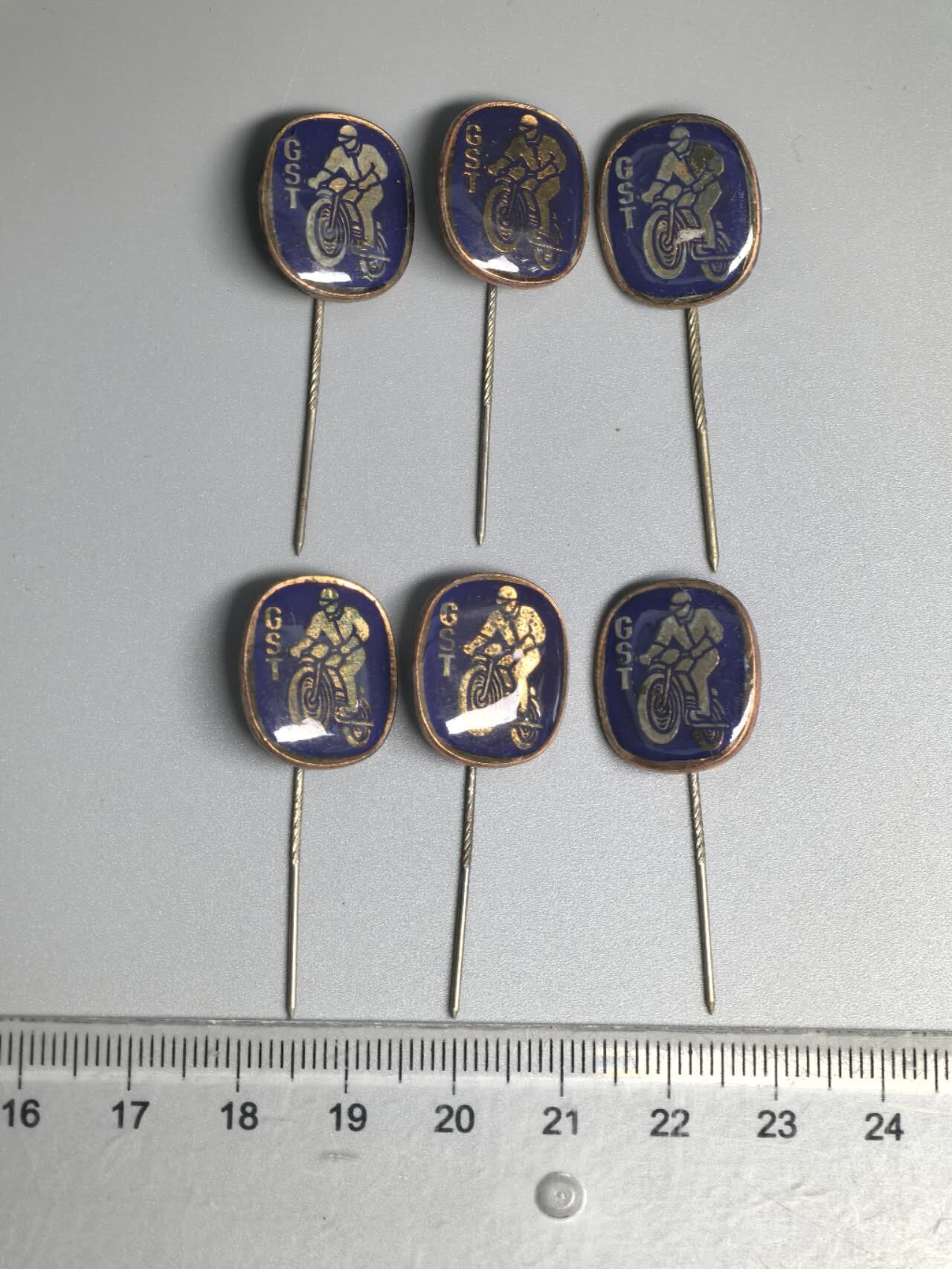 小驴勋章奖章收藏4月11日周六晚六点拍卖（珍爱和平，收藏战争，铭记历史，勿忘国耻，忠党爱国。有偿代拍，送拍规则在简介最后，参拍须阅读规则后再参拍，关系到运费包装发货时效真假辨别等关键信息，拍卖时不再发原图，看大图店主微信码在拍卖店铺介绍里） 东德汽车运动联合会20年无事故驾驶纪念证章6个