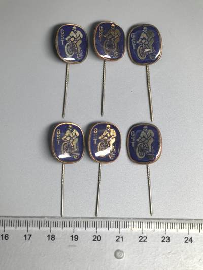 小驴勋章奖章收藏4月11日周六晚六点拍卖（珍爱和平，收藏战争，铭记历史，勿忘国耻，忠党爱国。有偿代拍，送拍规则在简介最后，参拍须阅读规则后再参拍，关系到运费包装发货时效真假辨别等关键信息，拍卖时不再发原图，看大图店主微信码在拍卖店铺介绍里） - 东德汽车运动联合会20年无事故驾驶纪念证章6个