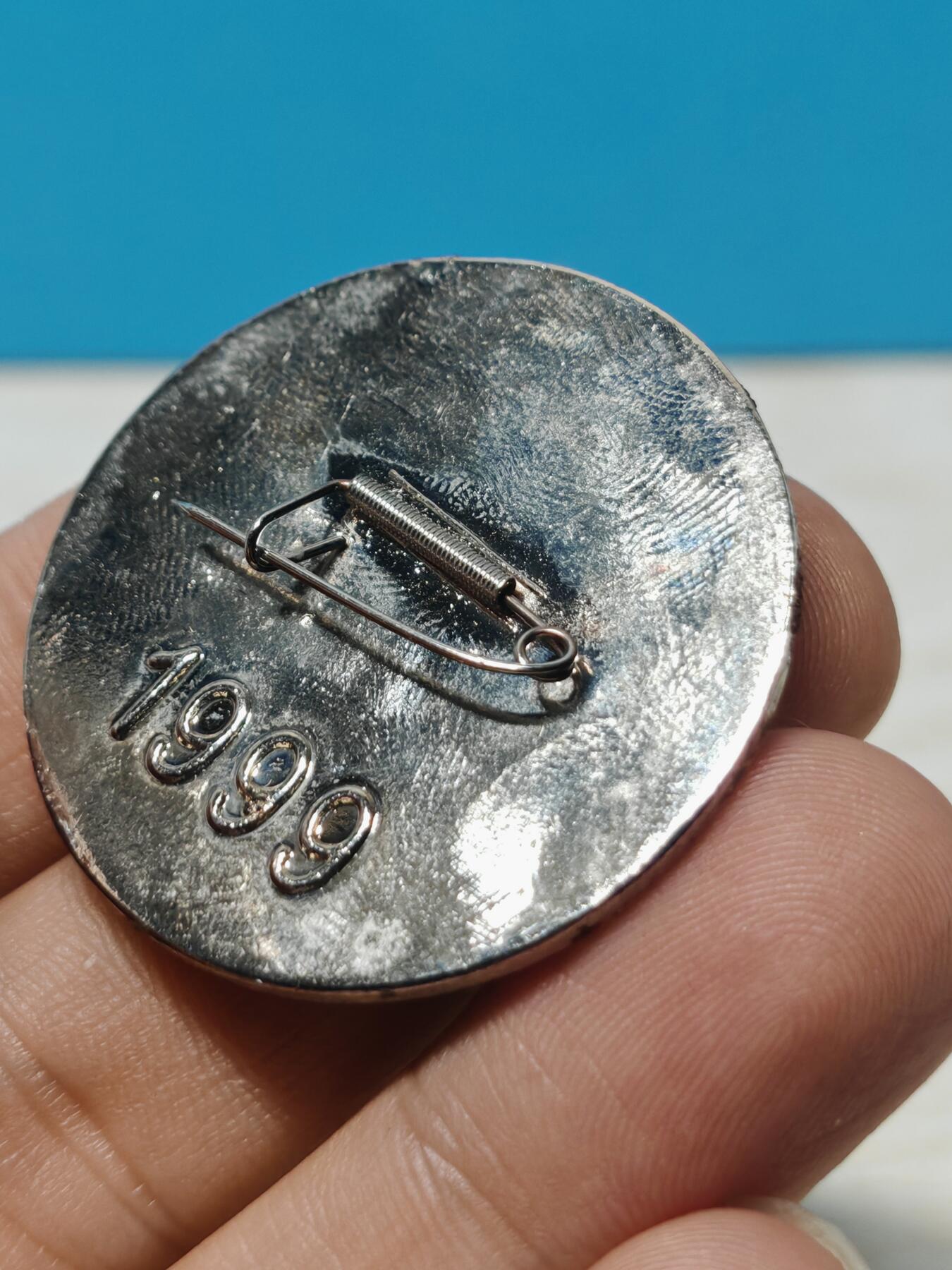 1999年第十四届全国职工信鸽竞赛品评大会纪念章，沪西赛鸽场主题，金属材质，背面1999字样，带别针。品相以图为准，有正常使用痕迹，整体保存不错，适合信鸽、赛事、纪念章收藏。