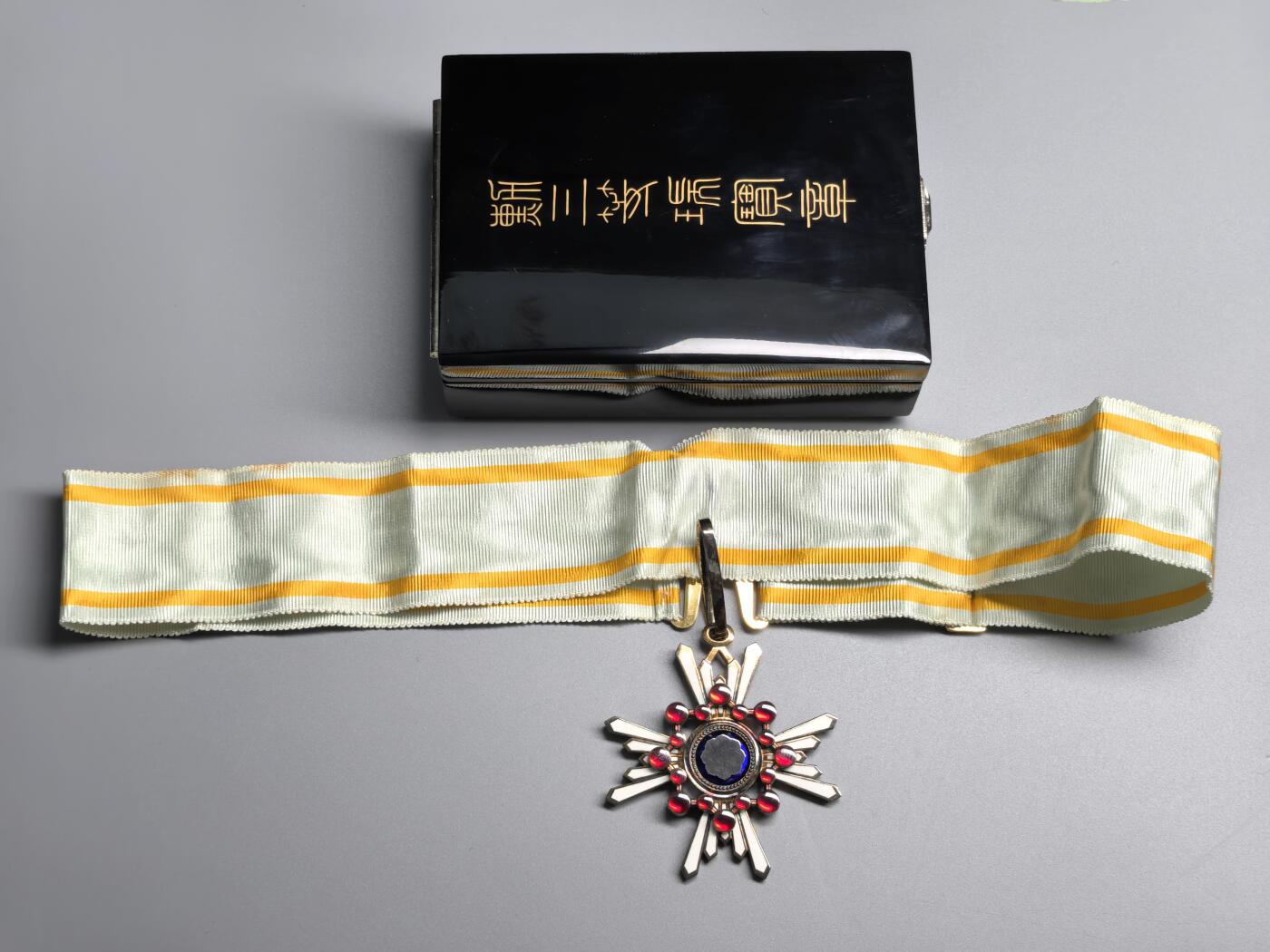 小驴勋章奖章收藏4月11日周六晚六点拍卖（珍爱和平，收藏战争，铭记历史，勿忘国耻，忠党爱国。有偿代拍，送拍规则在简介最后，参拍须阅读规则后再参拍，关系到运费包装发货时效真假辨别等关键信息，拍卖时不再发原图，看大图店主微信码在拍卖店铺介绍里） 勋三等瑞宝章带大漆盒，银质七宝烧