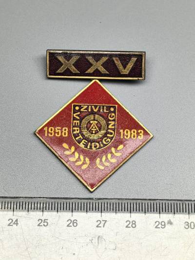 小驴勋章奖章收藏4月11日周六晚六点拍卖（珍爱和平，收藏战争，铭记历史，勿忘国耻，忠党爱国。有偿代拍，送拍规则在简介最后，参拍须阅读规则后再参拍，关系到运费包装发货时效真假辨别等关键信息，拍卖时不再发原图，看大图店主微信码在拍卖店铺介绍里） - 东德民防组织建立25周年纪念证章