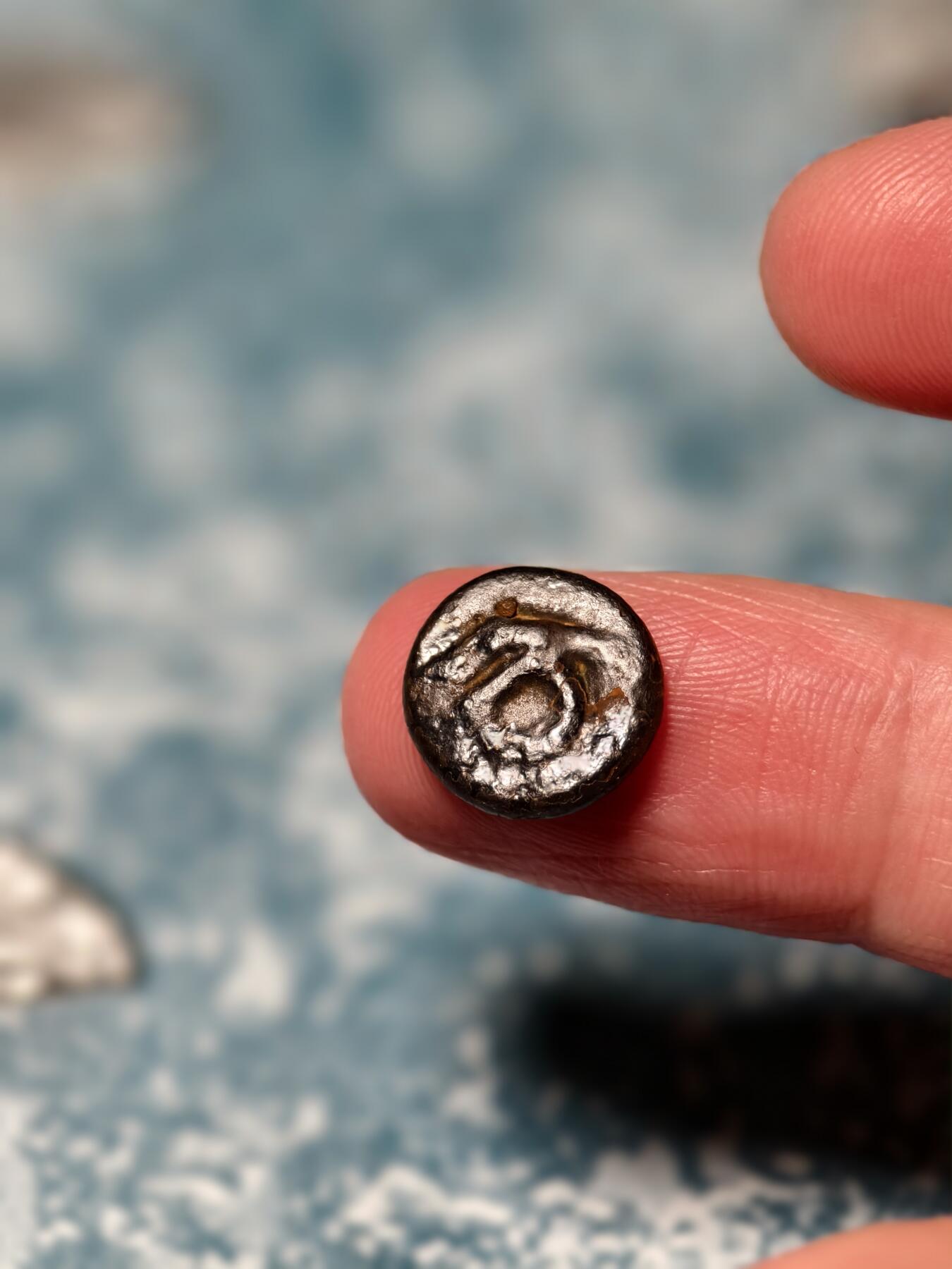 抚柳草堂-第二十四期章牌钱币  奖章勋章 满百包邮 放漏专场 三佛齐王国末期至满者伯夷王国早期打制小银币 1.7g重 正面有檀香花徽记，背面爪哇岛文，面值1 Unit或称Masa